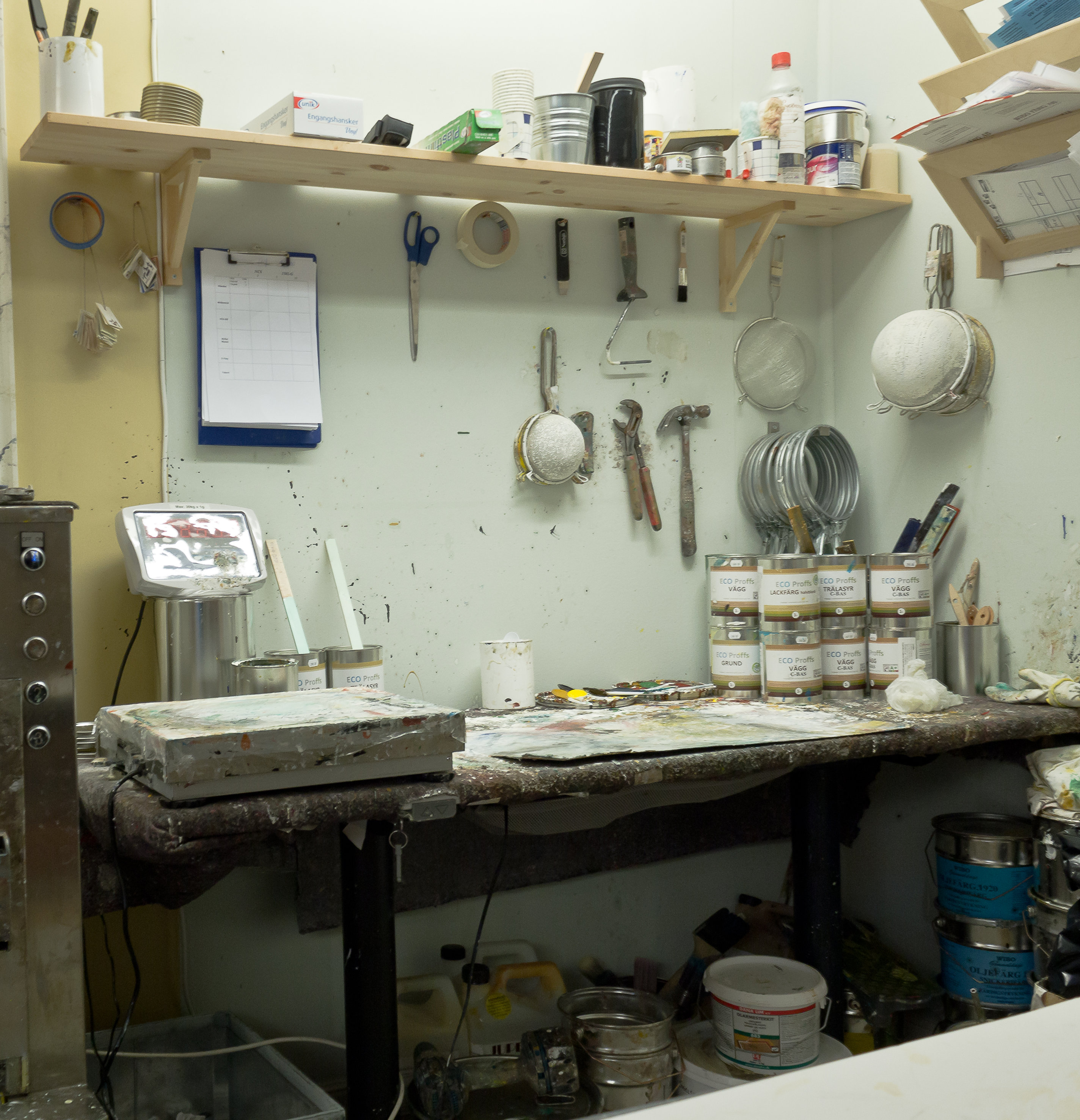  I kjelleren til Sætres tidligere kjeksfabrikk er det nå utsalgssted og malerverksted. Her veies alle pigmenter til linoljemalingen nøyaktig opp og blandes i de svenskproduserte malingproduktene.