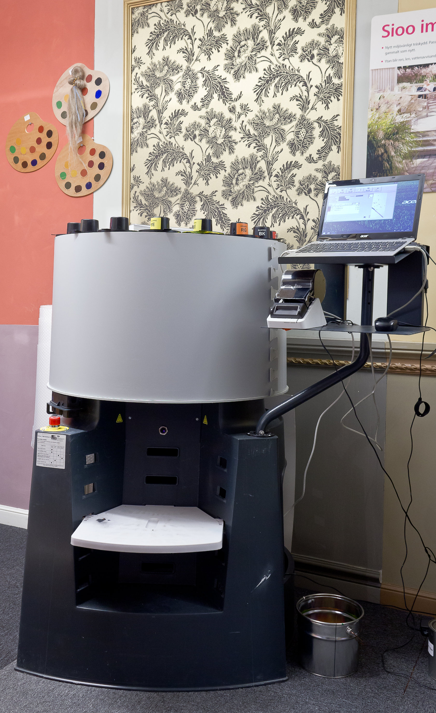 Färgbygge har utviklet et eget brekksystem med 1800 farger basert på naturlige pigmenter. Dessuten kan alle standard NCS-farger brekkes til i malingproduktene.