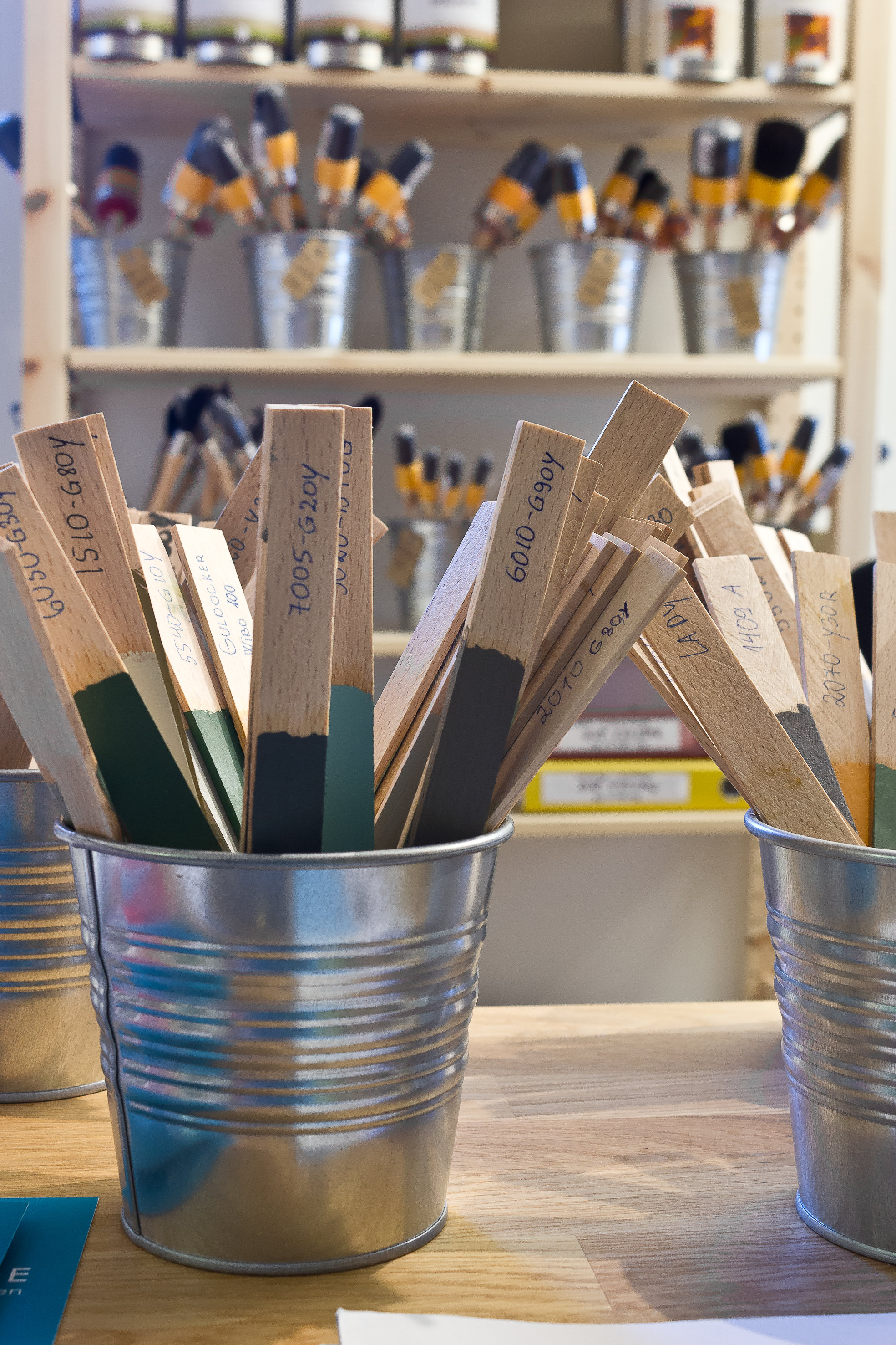 Miljømal sparer en prøvepinne av alle farger de brekker. Disse finnes utstilt på en gammel kjøpmannsdisk i butikken.