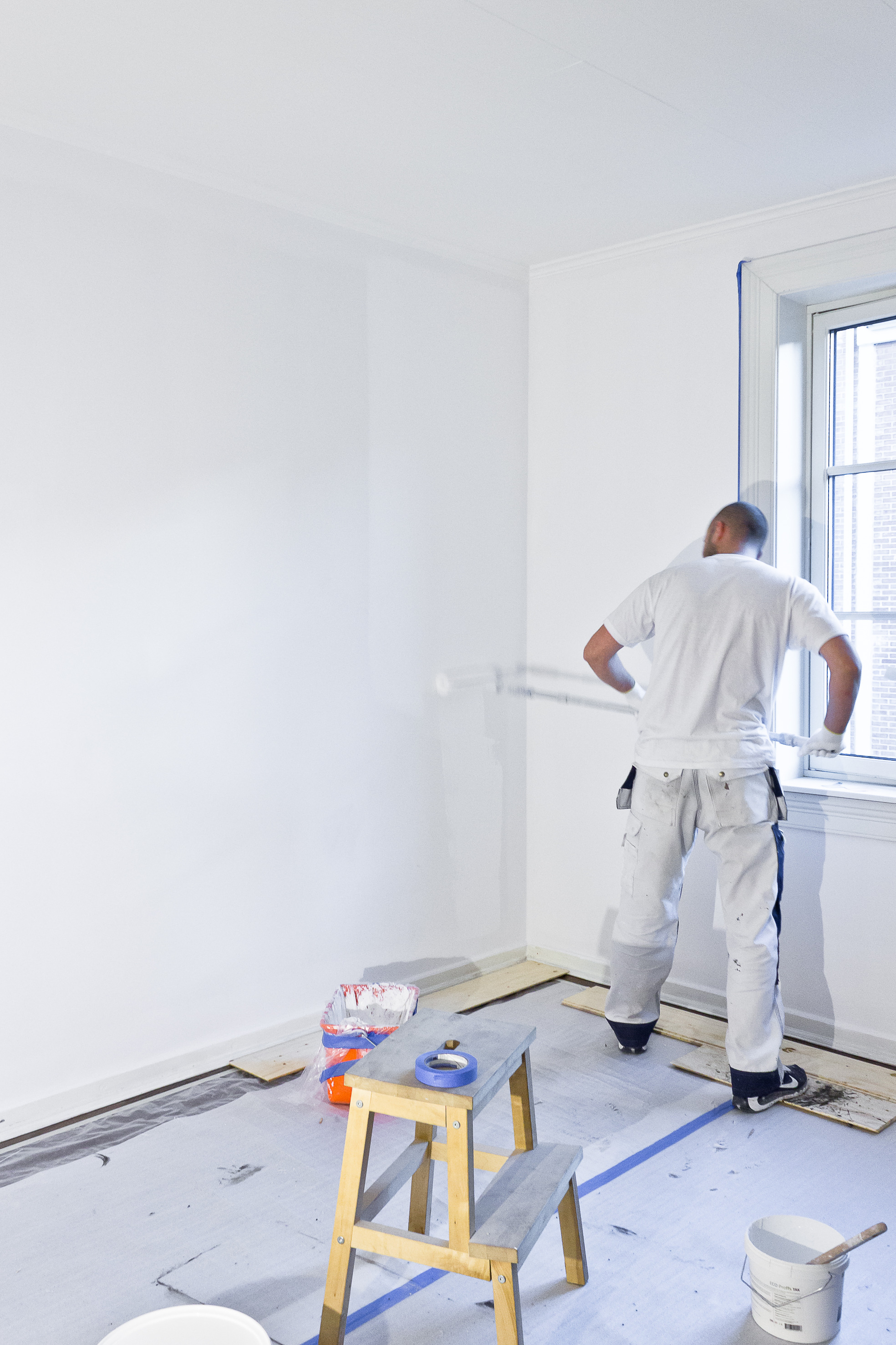 Veggmalingen fra serien ECO Proffs er helmatt og har en spesiell, god lukt. Her påfører Oscar hos Miljømaleren malingen på veggene hos en kunde som er opptatt av helse og miljø.