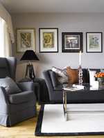 Stilen er klassisk og moden, med nøytrale farger på veggene som fremhever møblene og bildene.