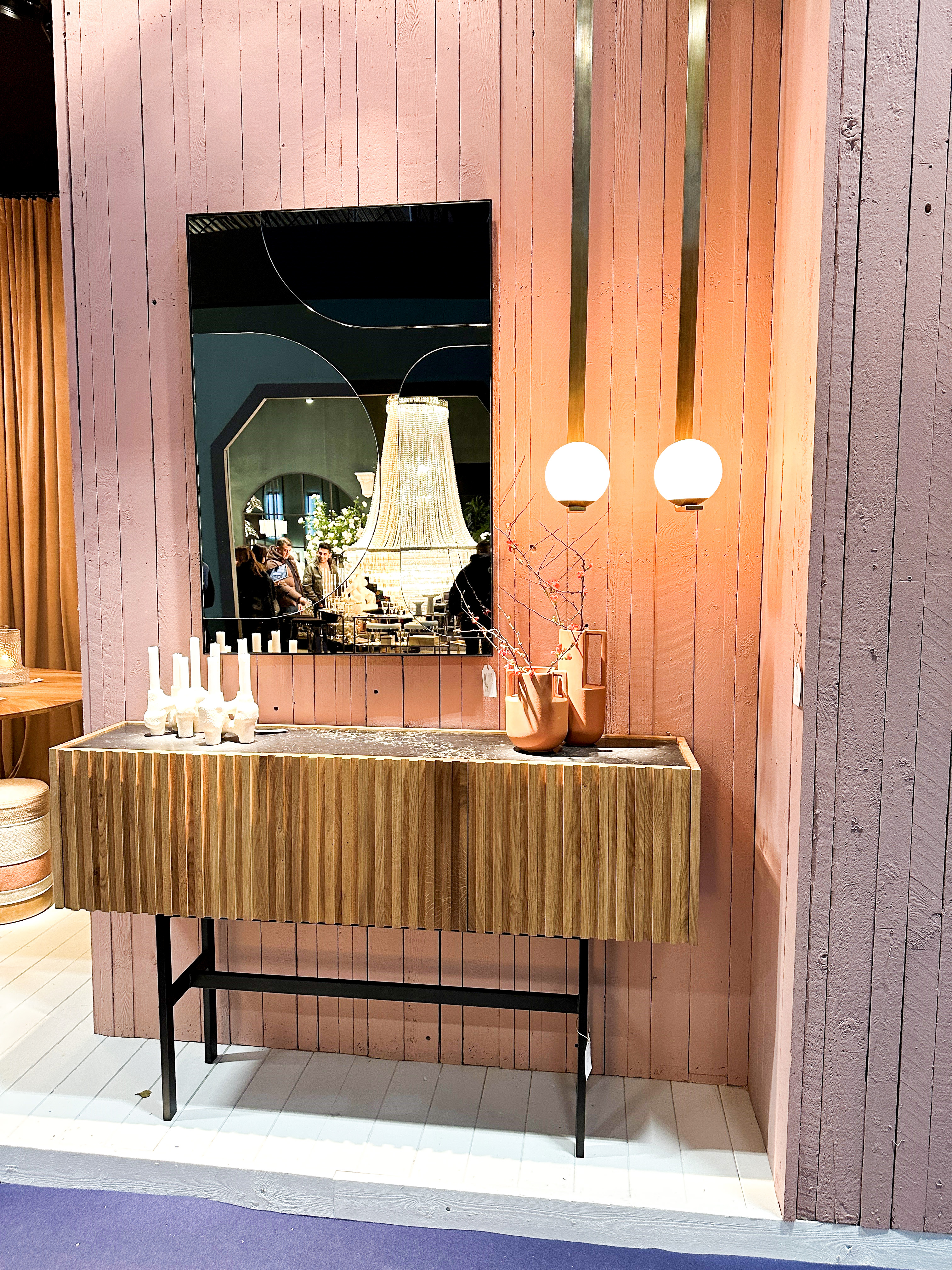 PANEL: Tre er et naturmateriale som er populært på både vegger og møbler. Rosa- og ferskenfarger likeså.&nbsp;