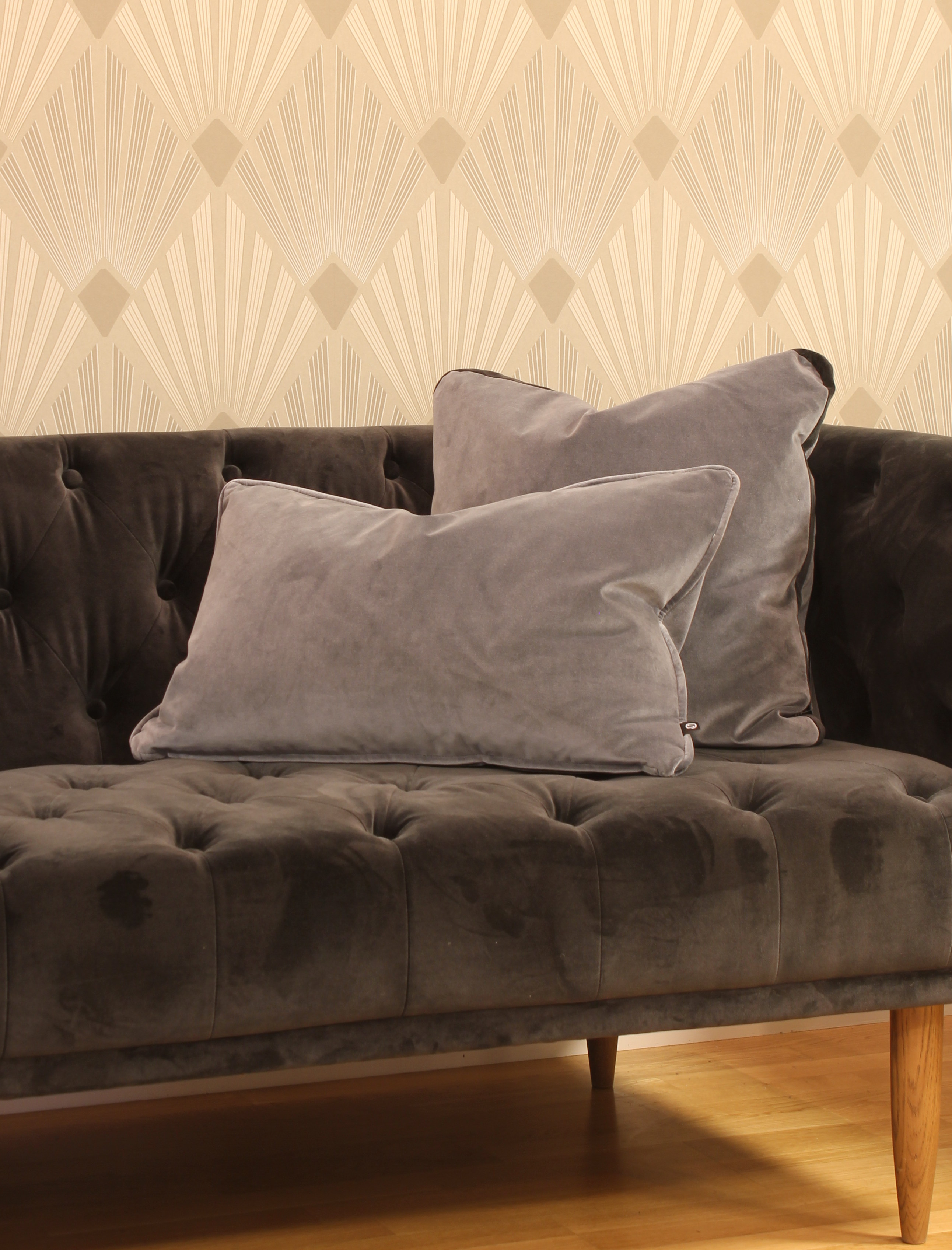 Tapet og sofa sammen