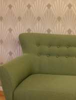 RETRO: Et jugendinspirert tapet fra kolleksjonen Gatsby er et godt følge til den grønne sofaen i retrostil. 