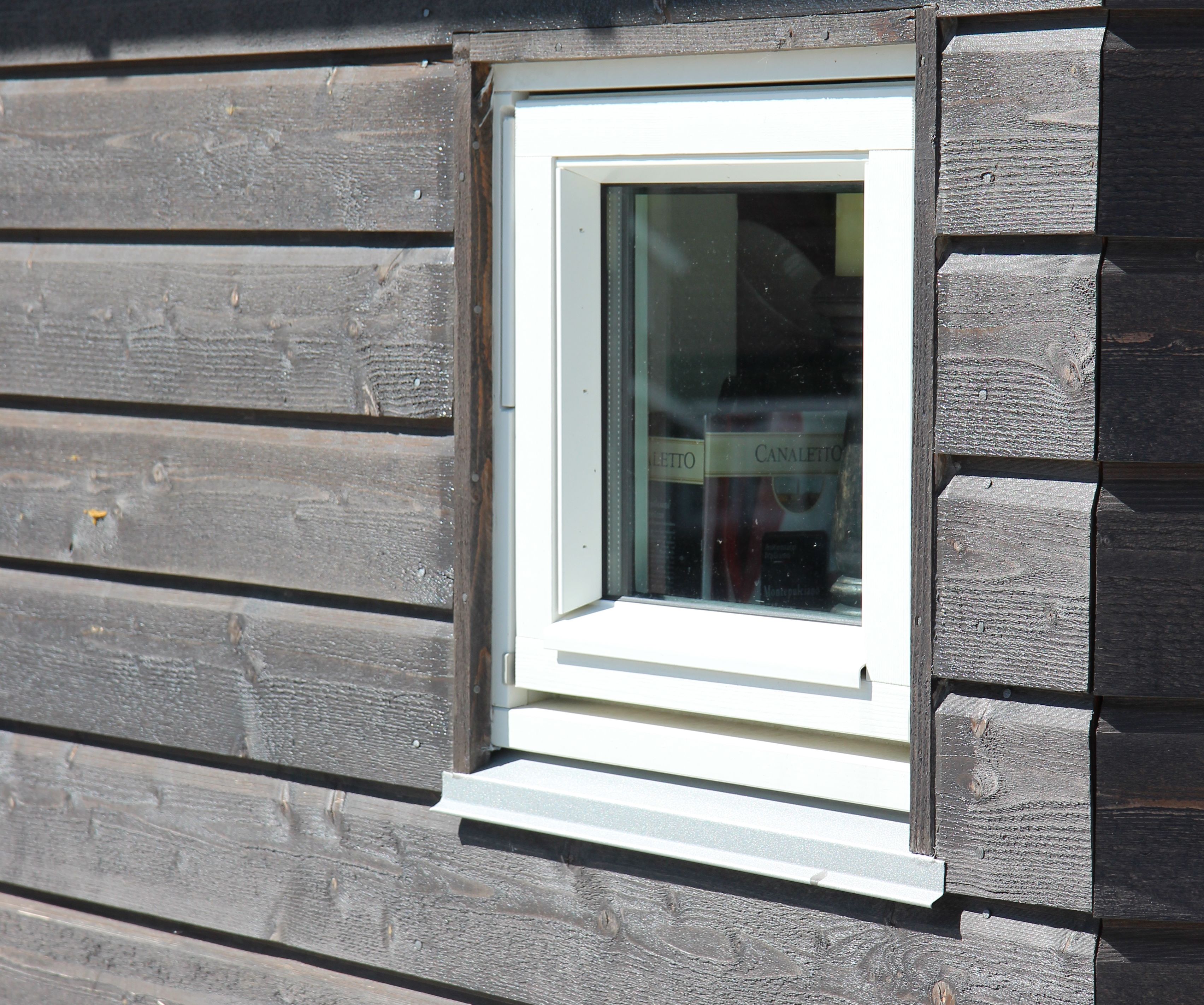 Med beis bevarer du den fine trestrukturen i kledningen.