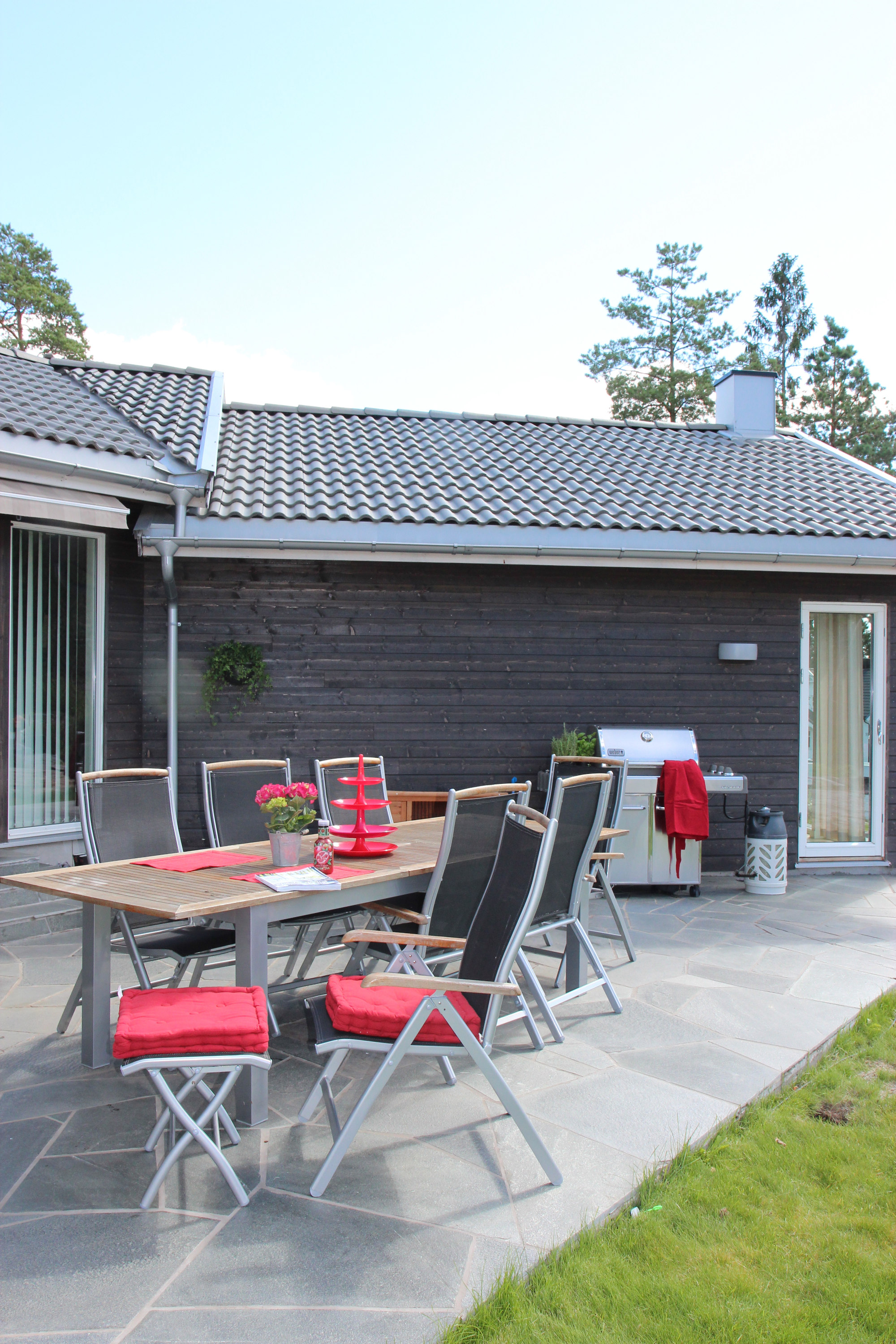 Jo mer sol den beisede veggen utsettes for, dess hyppigere m&aring; den vedlikeholdes.