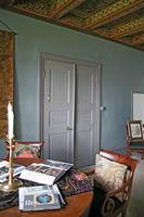 BAROKKSTUE: Verken i dag eller tidligere var det noen regel at tak, vinduer og dører skulle ha samme farge. Taket i barokkstuen på Tollerodden i Larvik er malt på slutten av 1600-tallet. Gråfargen på gulvlister og døren er av nyere dato. (Foto: Che