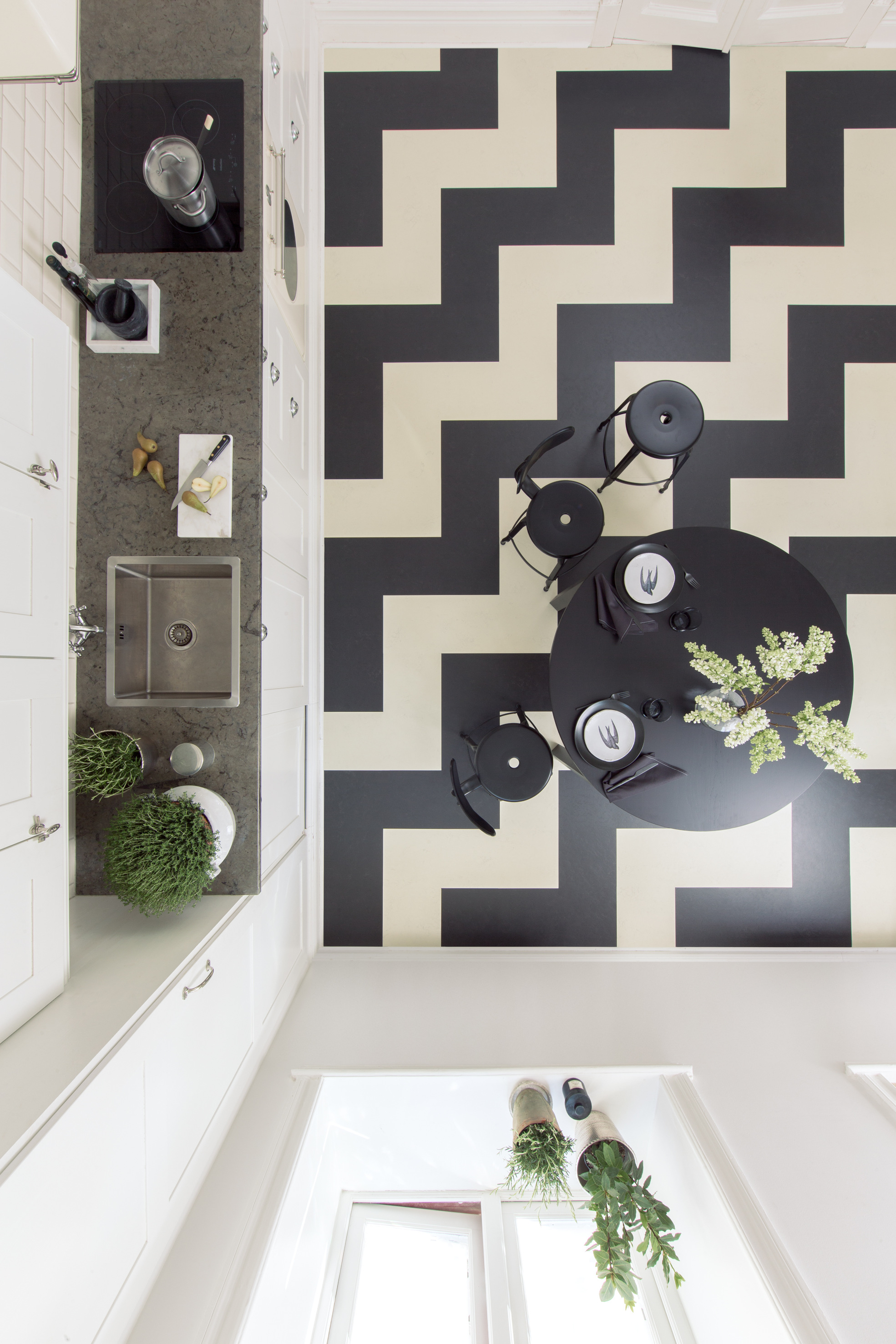 MODERNE: Med Marmoleum Click fra Forbo Flooring er det enkelt &aring; lage moderne tolkninger av klassiske m&oslash;nstre som fiskebein- og chevronm&oslash;nster. (Foto: Forbo Flooring)