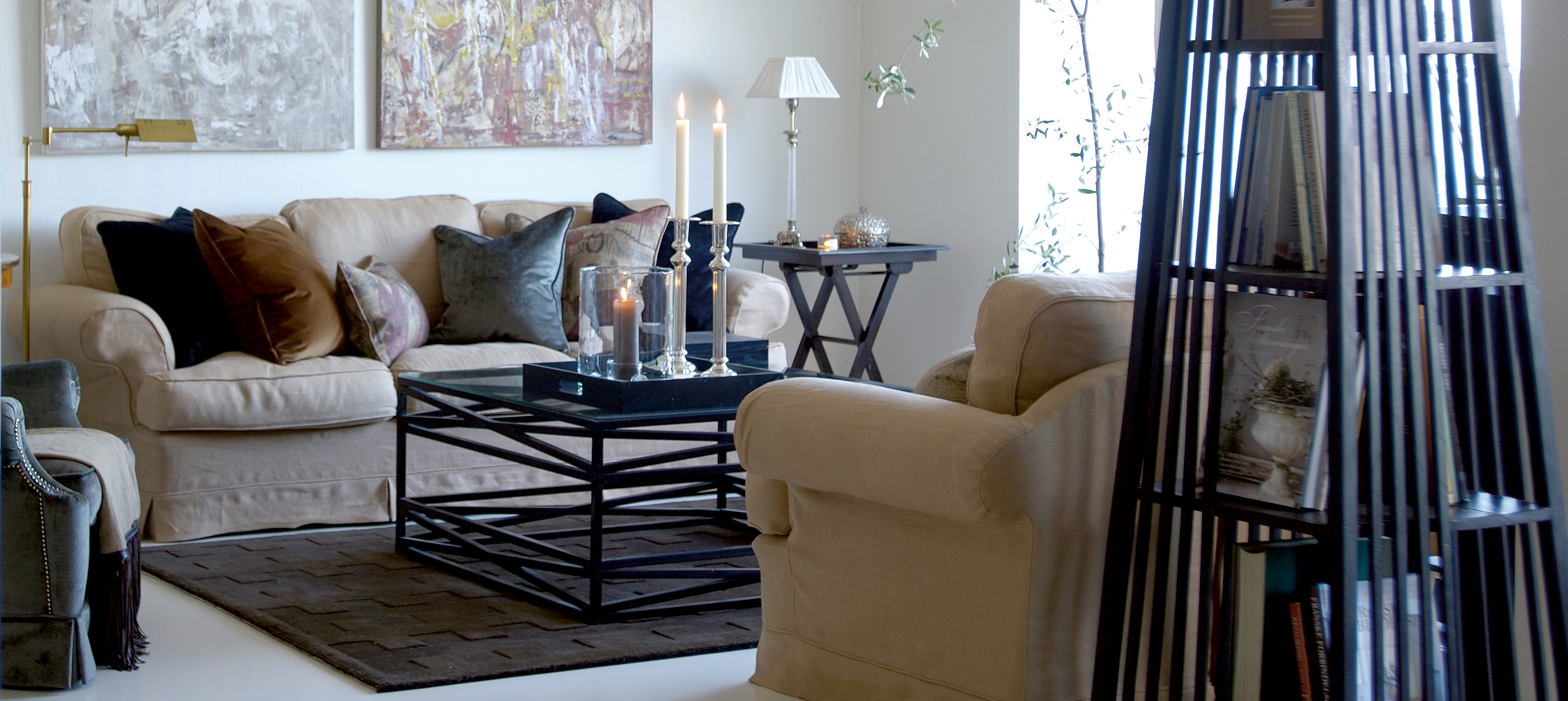 Lunt interiør med tepper