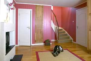 Trapp og gulv har samme teppe, i sisal, og gulvteppet er kantet med et rosa tekstil. 