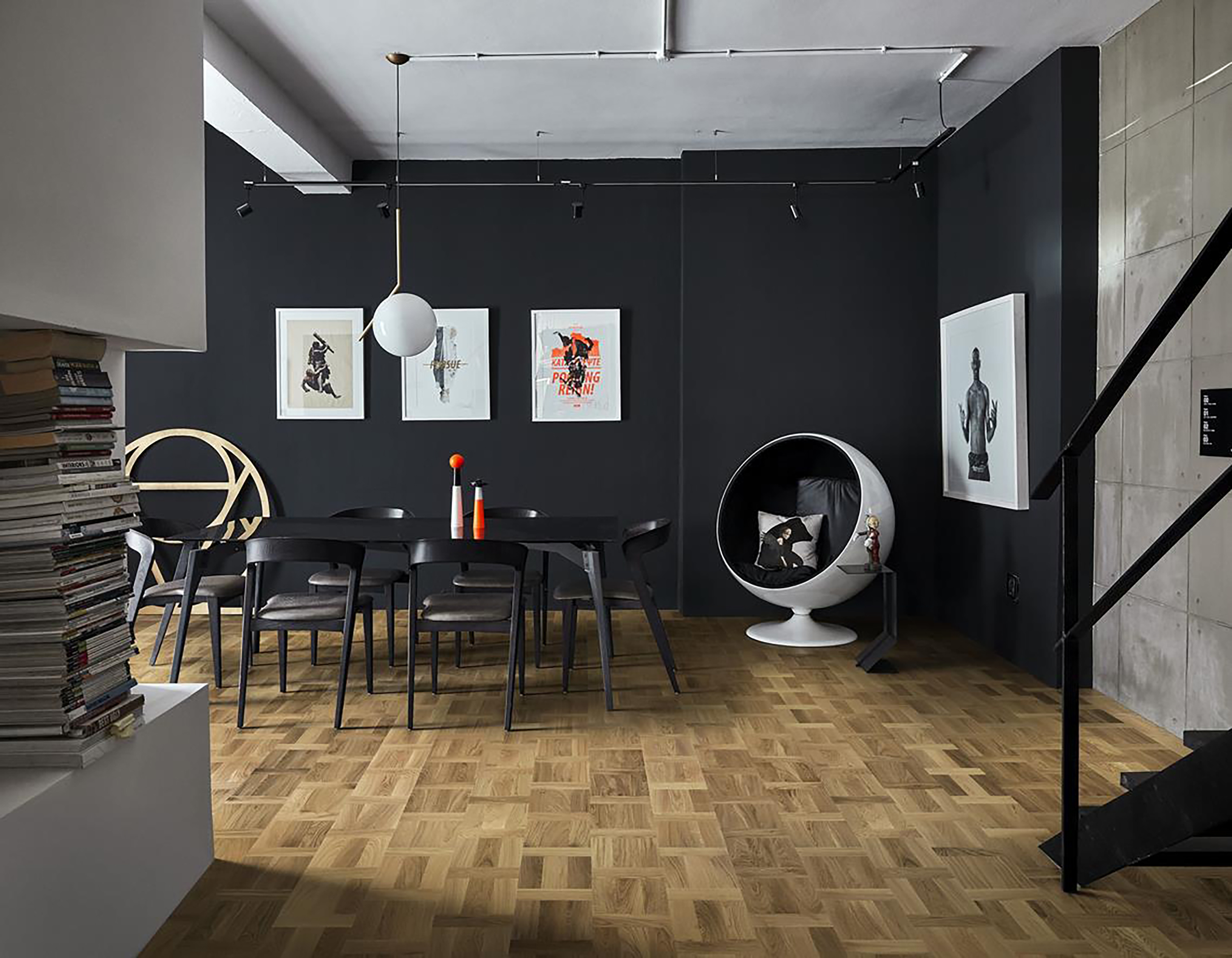 rutemønstret gulv i rom med sorte vegger 