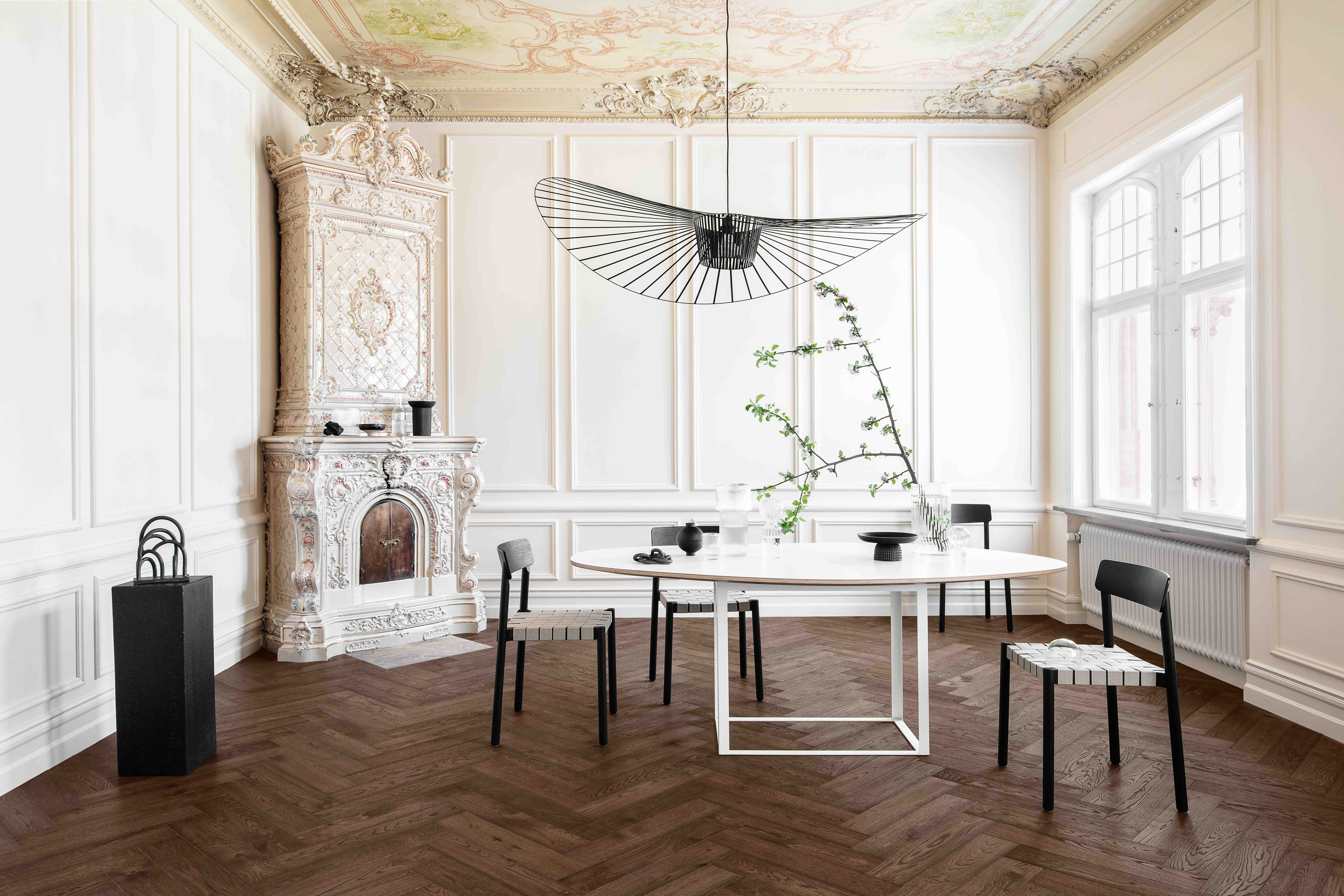 Brun parkett i fiskebeinmønster