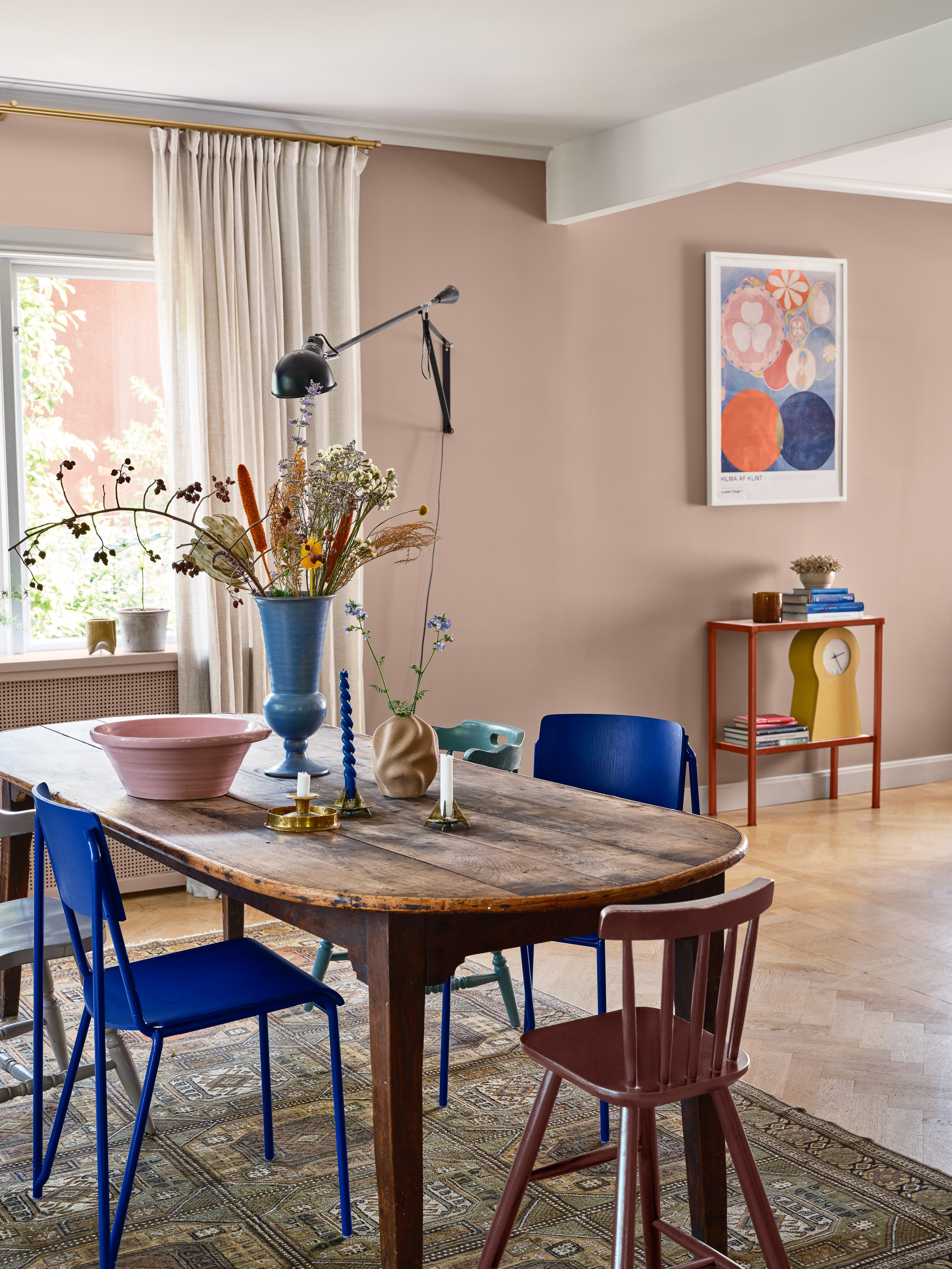 Rom malt i rosa nyanser med blå kontaster, maling fra Beckers