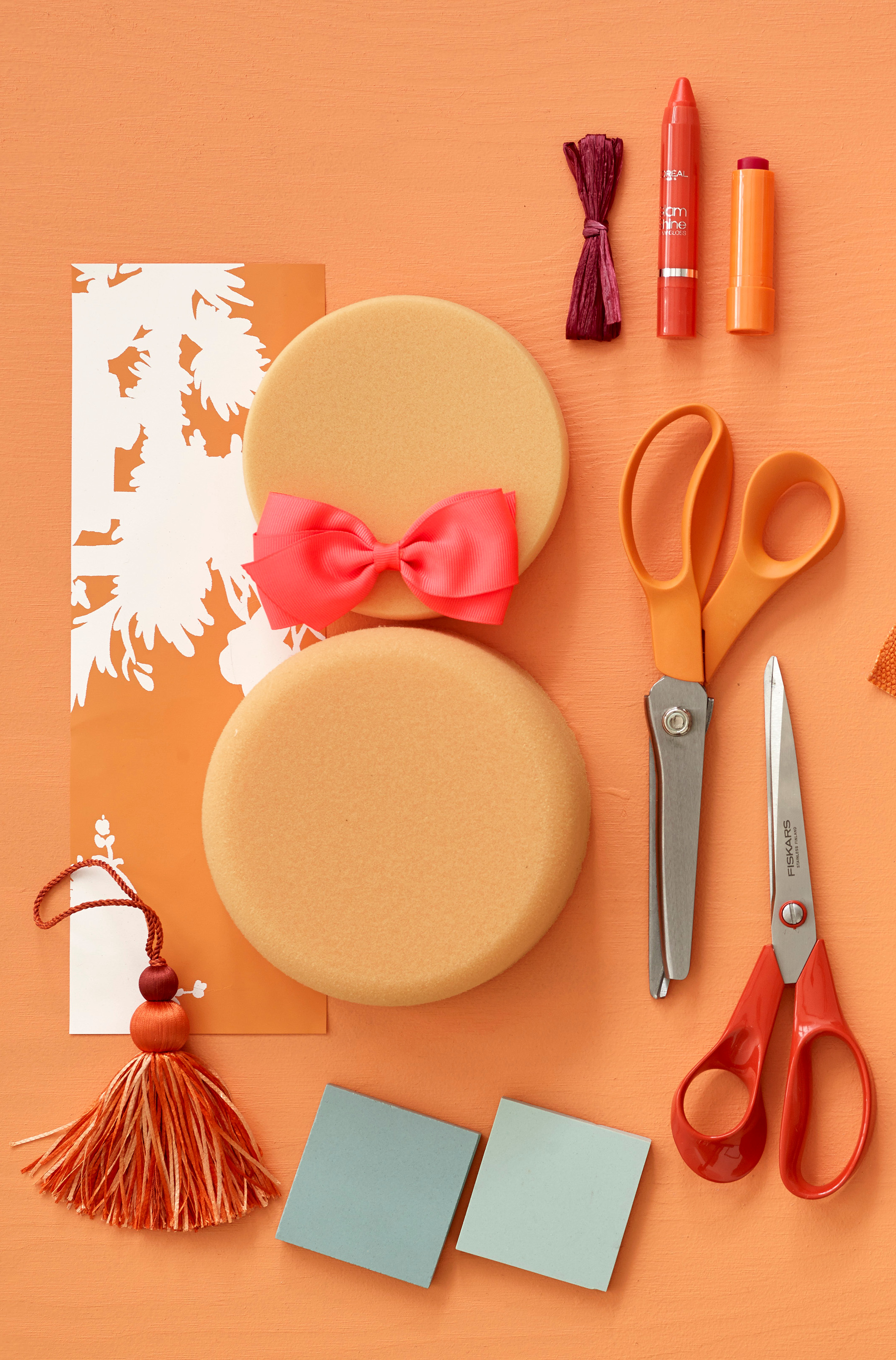 Detaljene i blågrønn får det oransje til å stå frem ekstra, og forhindrer at alt blir en 