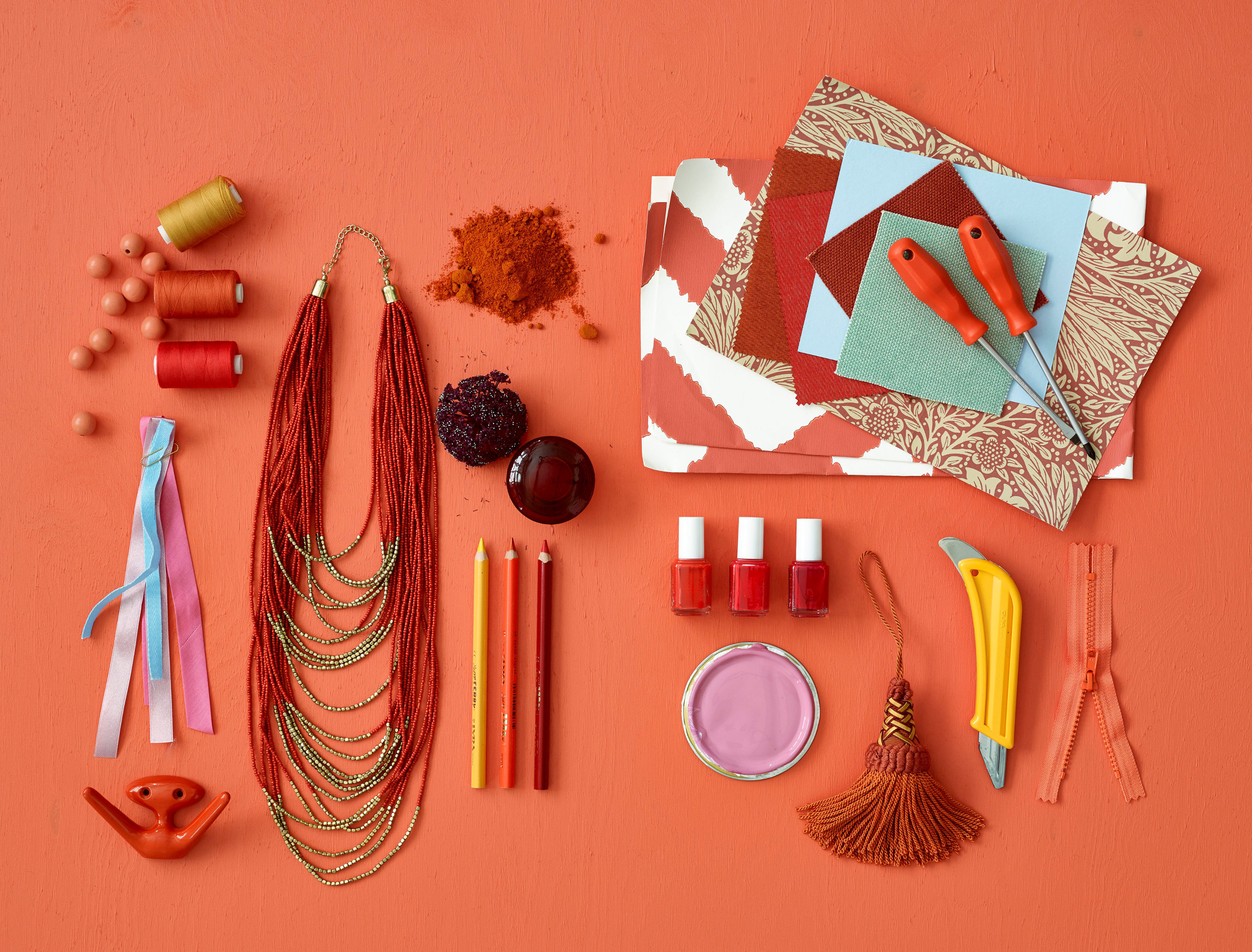 Oransje er bråkete, syntes jentene. Men hadde de tatt en titt på dette moodboardet fra Fargerike hadde de oppdaget favorittfargene sine i kombinasjon med bråkefargen og kanskje undret seg over at oransje er noen andre sin favoritt.