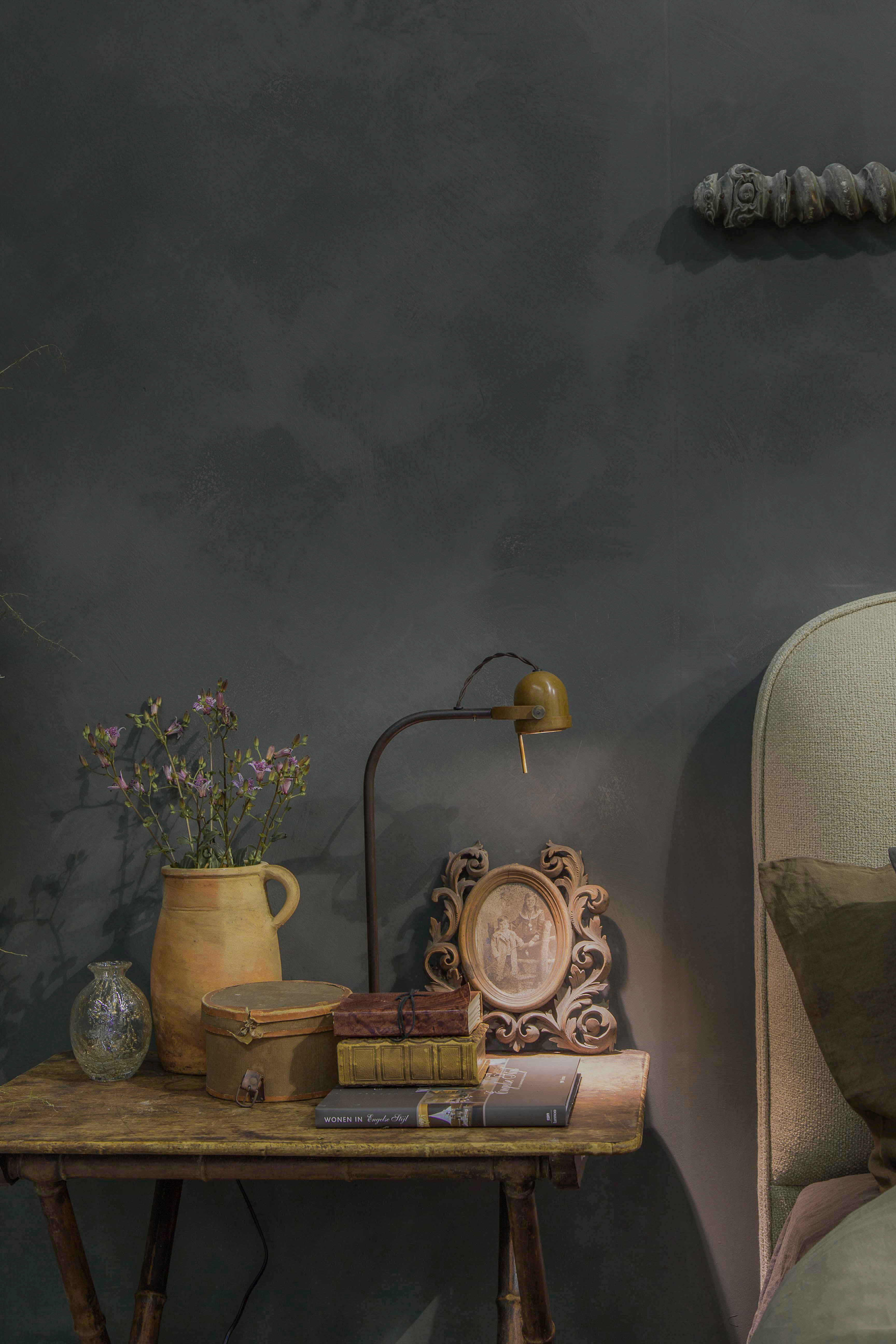 Mørk kalkmaling på soverommet