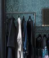 RYDDIG: I garderoberom og walk-in-closet, der det er mange ting fremme, kan mørke farger gi et ryddig inntrykk.