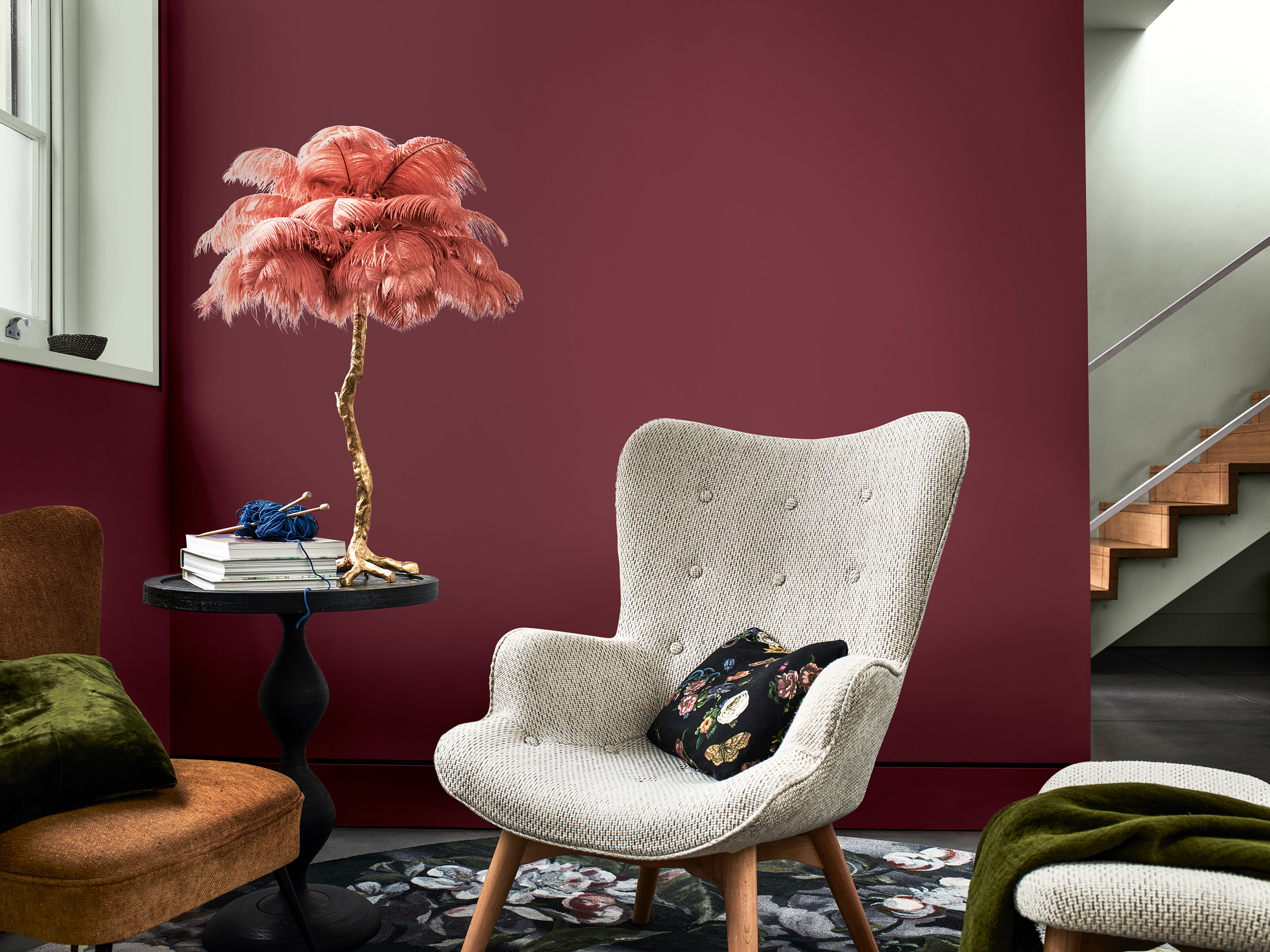 Plommefarge vegg i stua