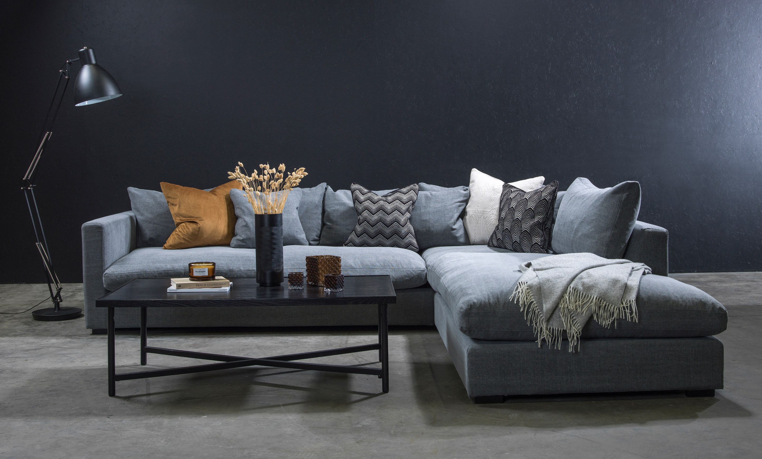 Mørke farger i stua