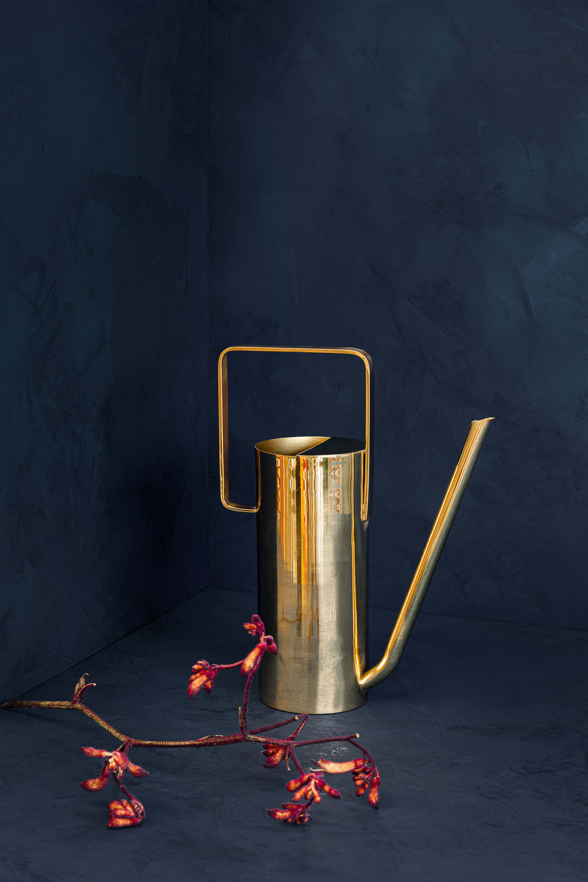 Midnattsblå veggfarge i stua