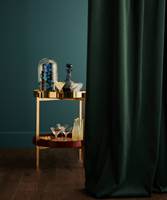 GÅ HELE VEIEN: Ikke vær redd for å kombinere mørkt med mørkt. Mørkt gulv og mørke tekstiler mot en mørkmalt vegg skaper dybde og gir en lun og behagelig atmosfære. Veggfarge: Gentleman's Room fra Flügger. (Foto: Flügger)