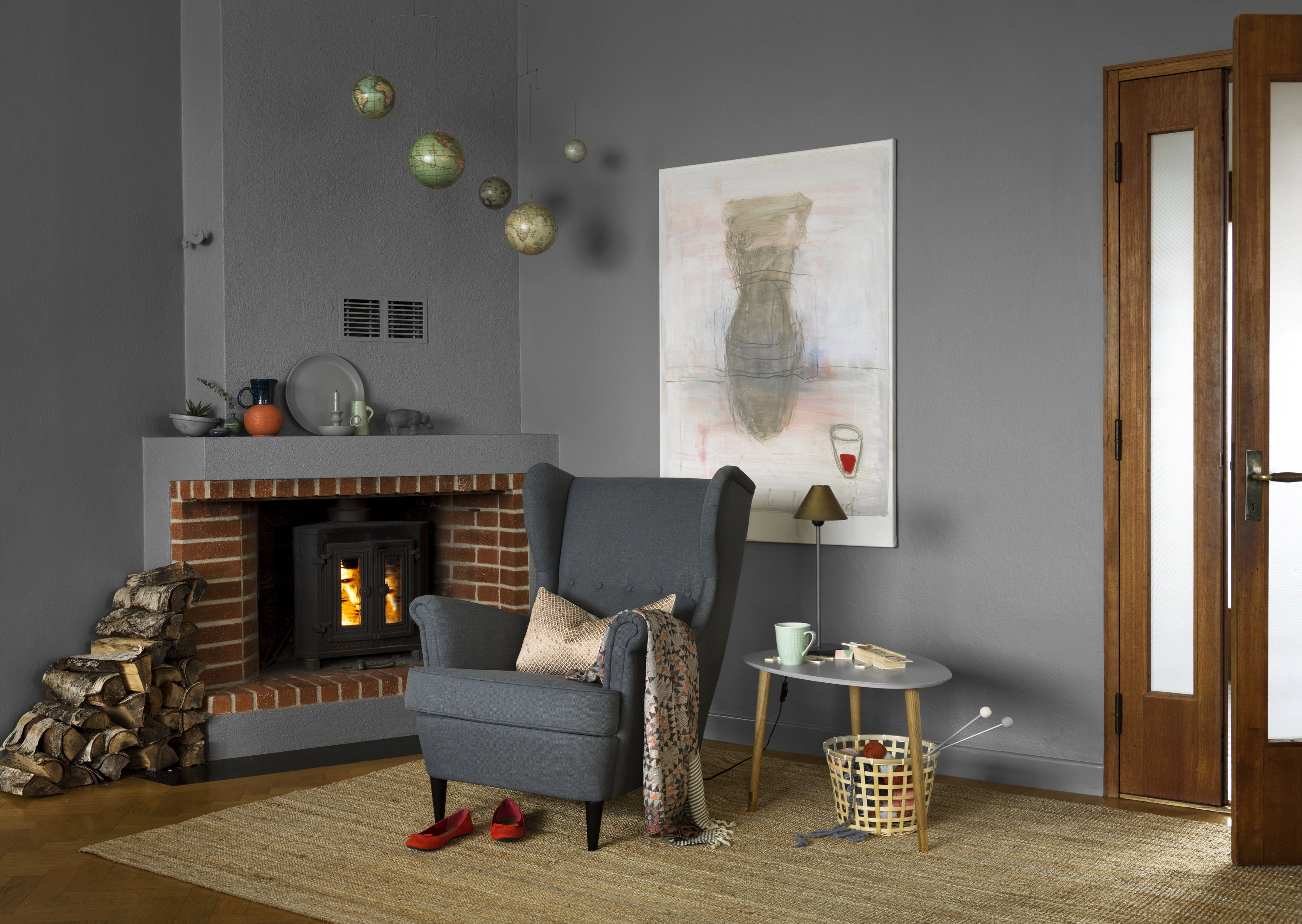  JEVNT:  Malingen skal påføres jevnt over hele flaten. I hjørner og langs lister der det kan være vanskelig med stor rull, brukes minirull eller pensel. (Foto: Beckers)