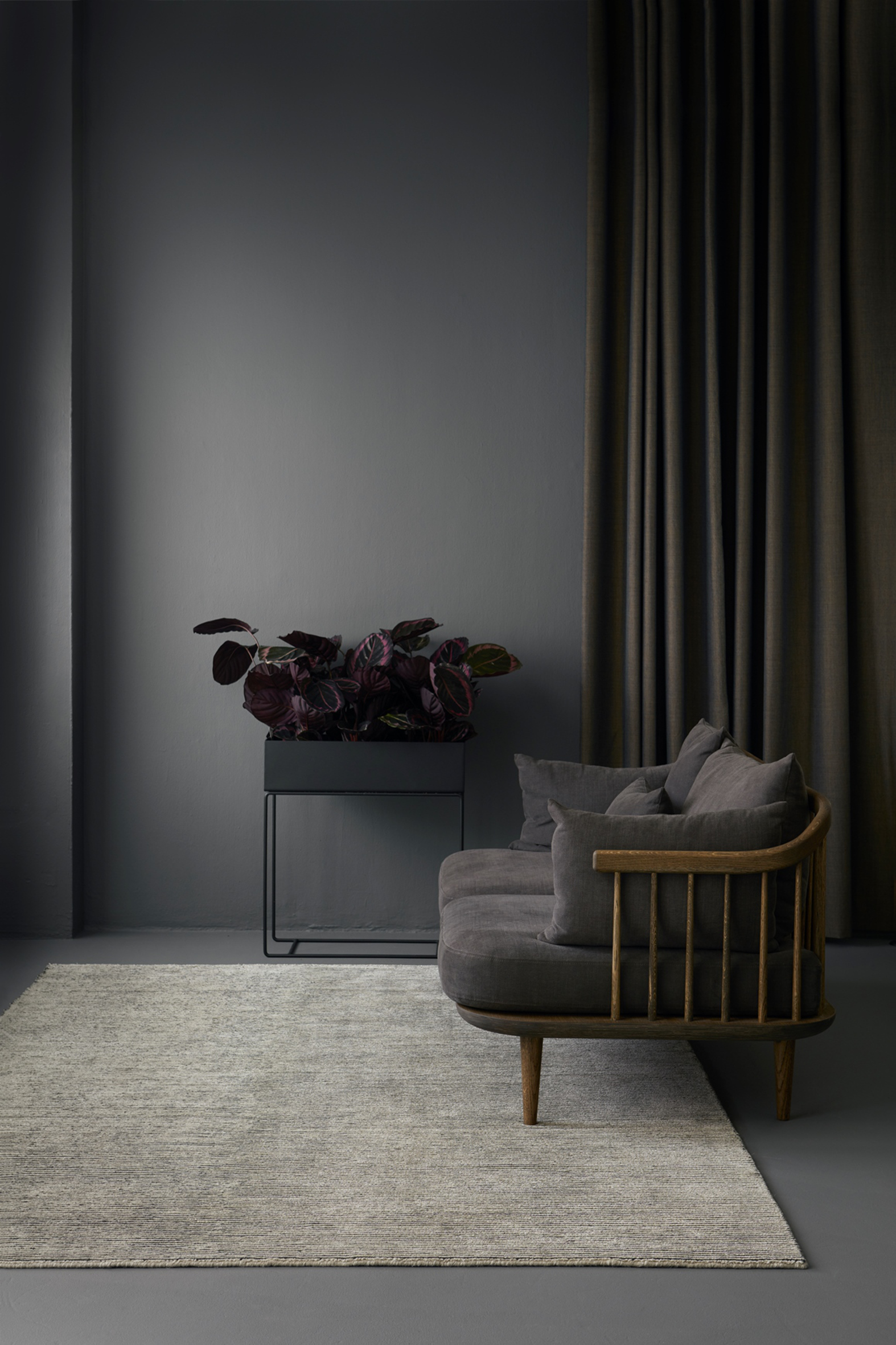  GLATT:  Slip lett over veggen før du maler for å fjerne gammelt rullemønster. Når veggen får en mørk farge vil gammel struktur bli mer synlig. (Foto: Flügger)