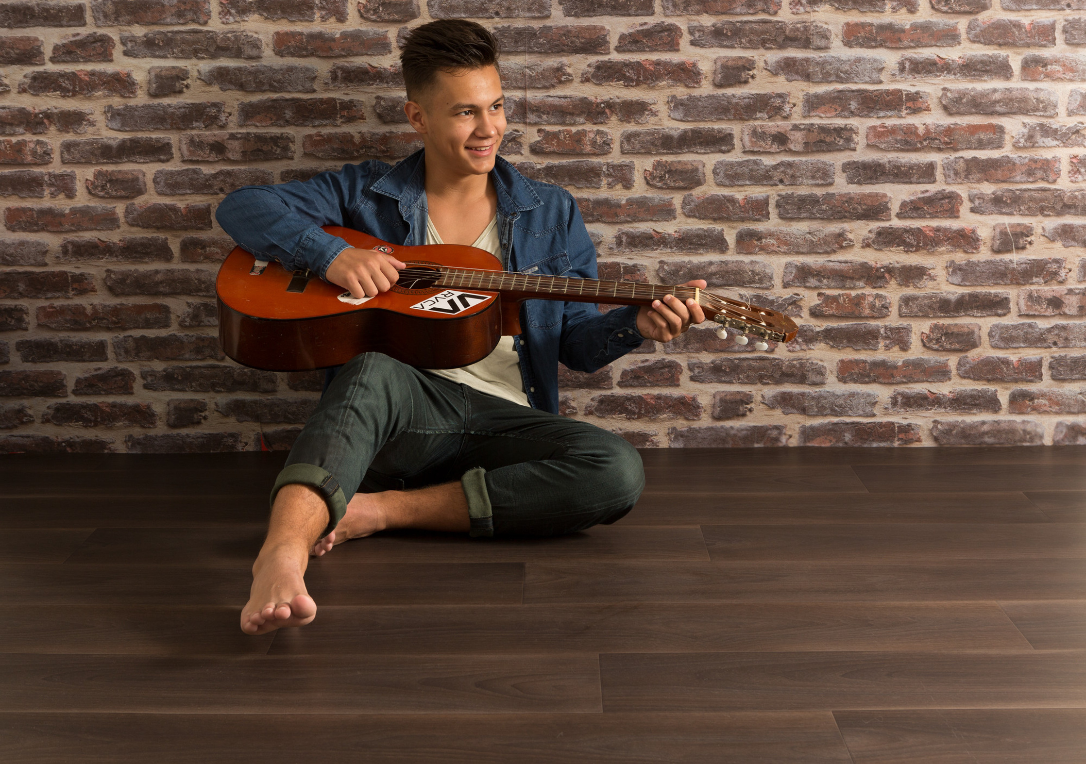 Teglsteinsvegg og mørkt gulv