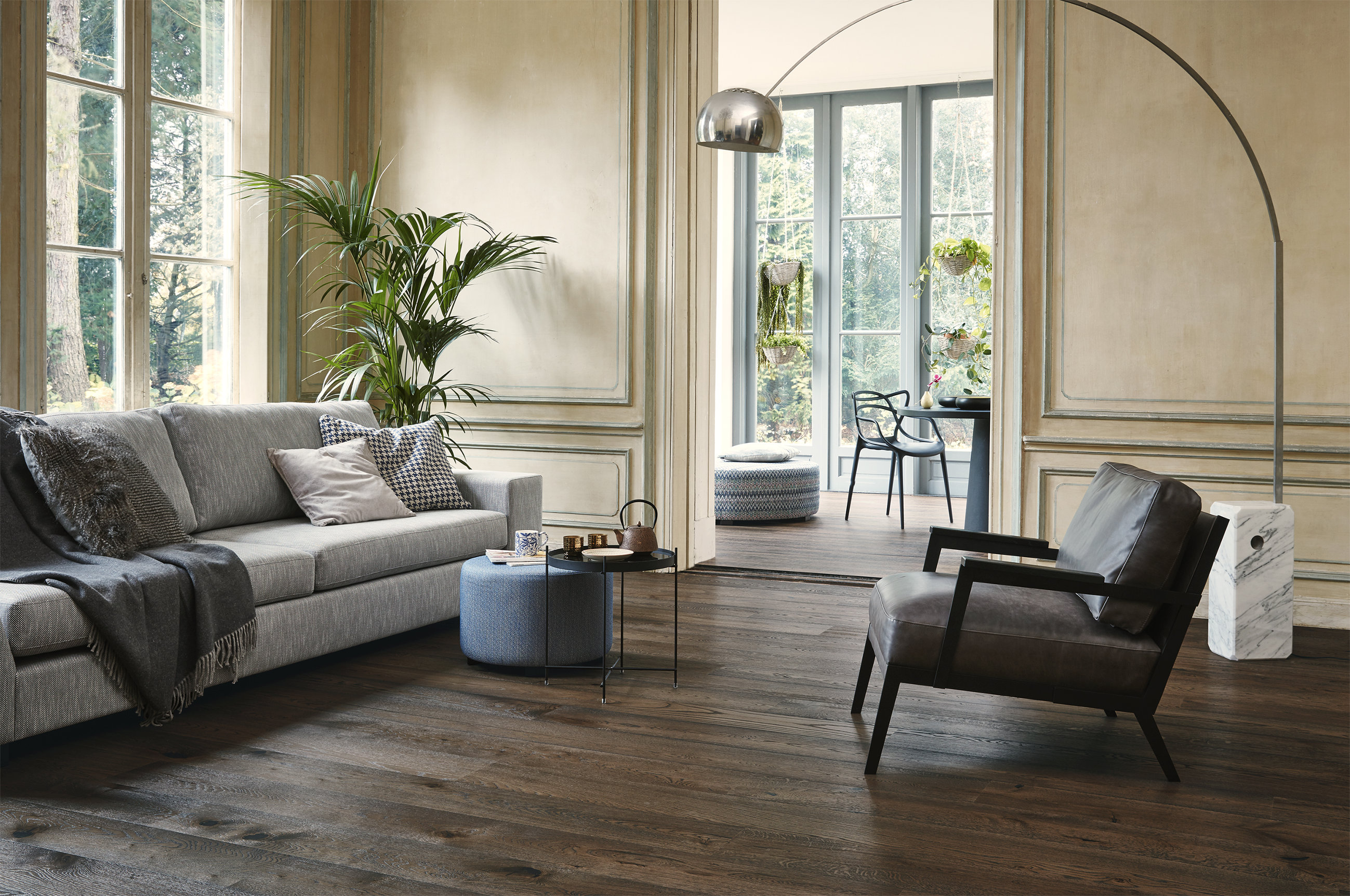 Fra lyst til mørkt på gulvet