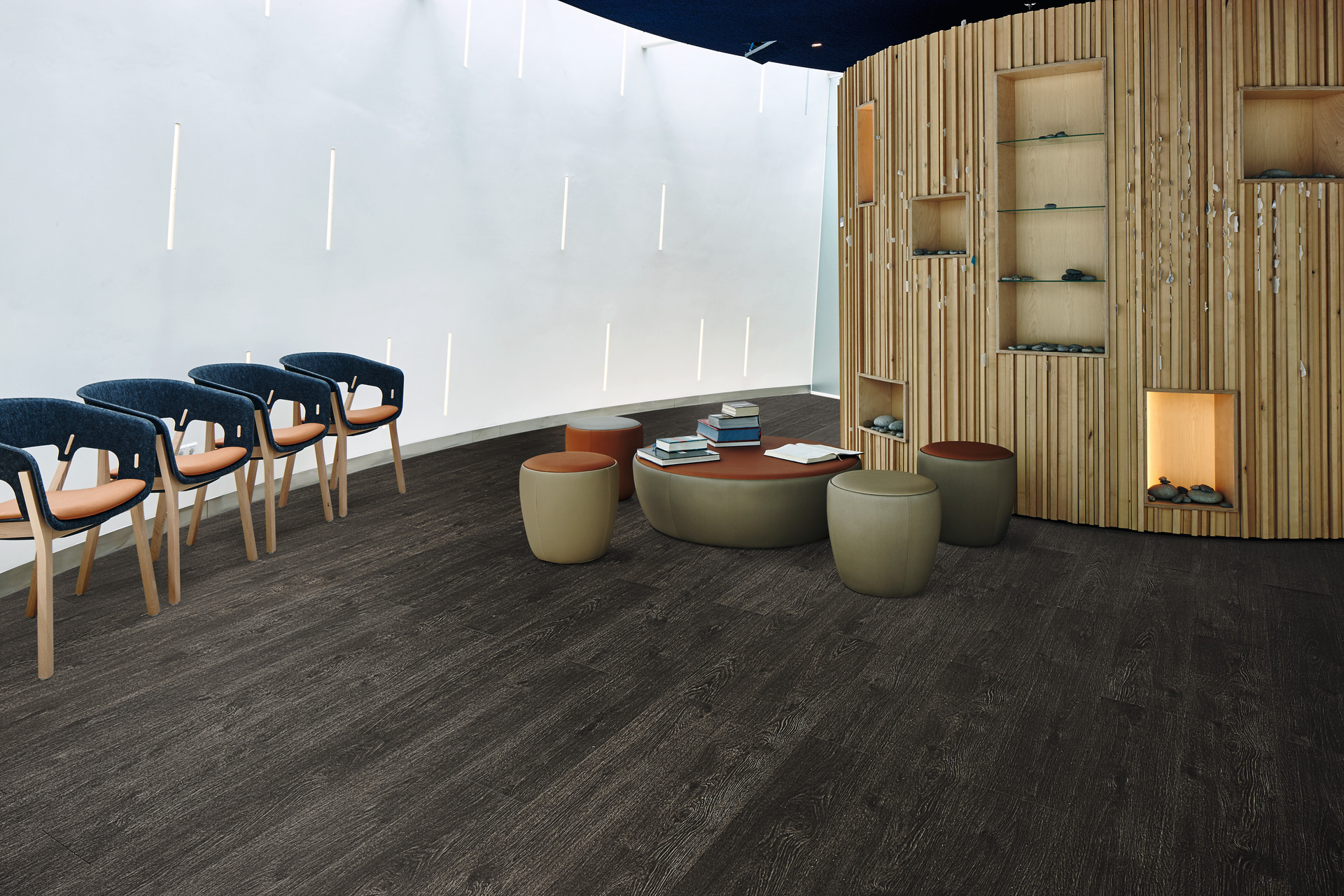 Mørke gulv i offentlig rom
