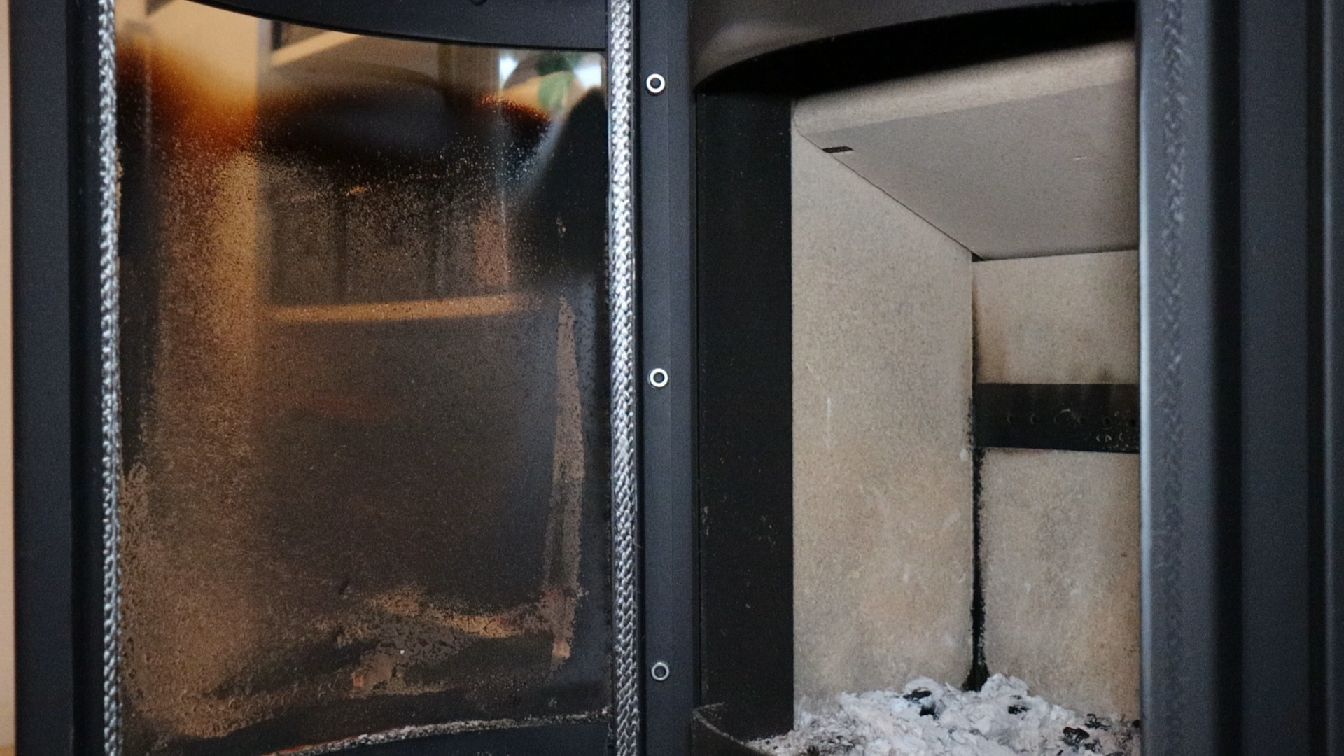 Hvordan rengjøre peisglass på 1-2-3