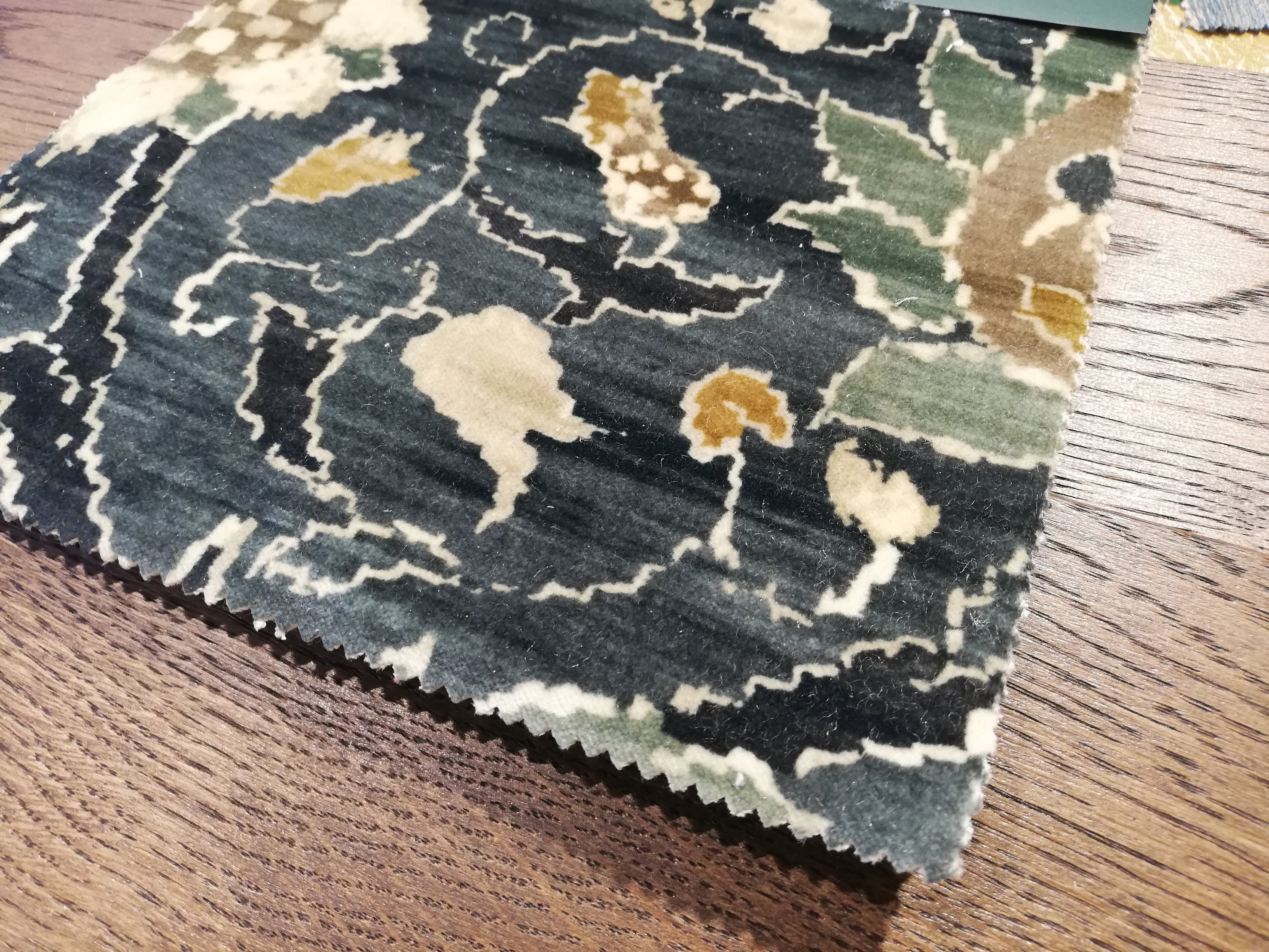 Velur og mørk parkett er et godt par for å gi varme og mykhet i et rom med mørke, dempede vegger.