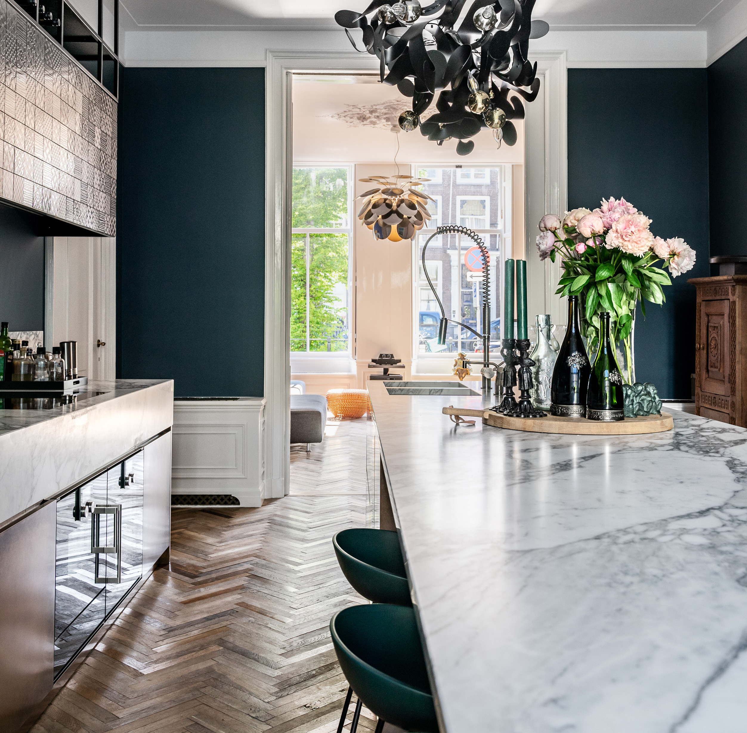 Mørke vegger er en voksende trend, og du får et mer spennende interiør ved å variere farger og materialer fra rom til rom.