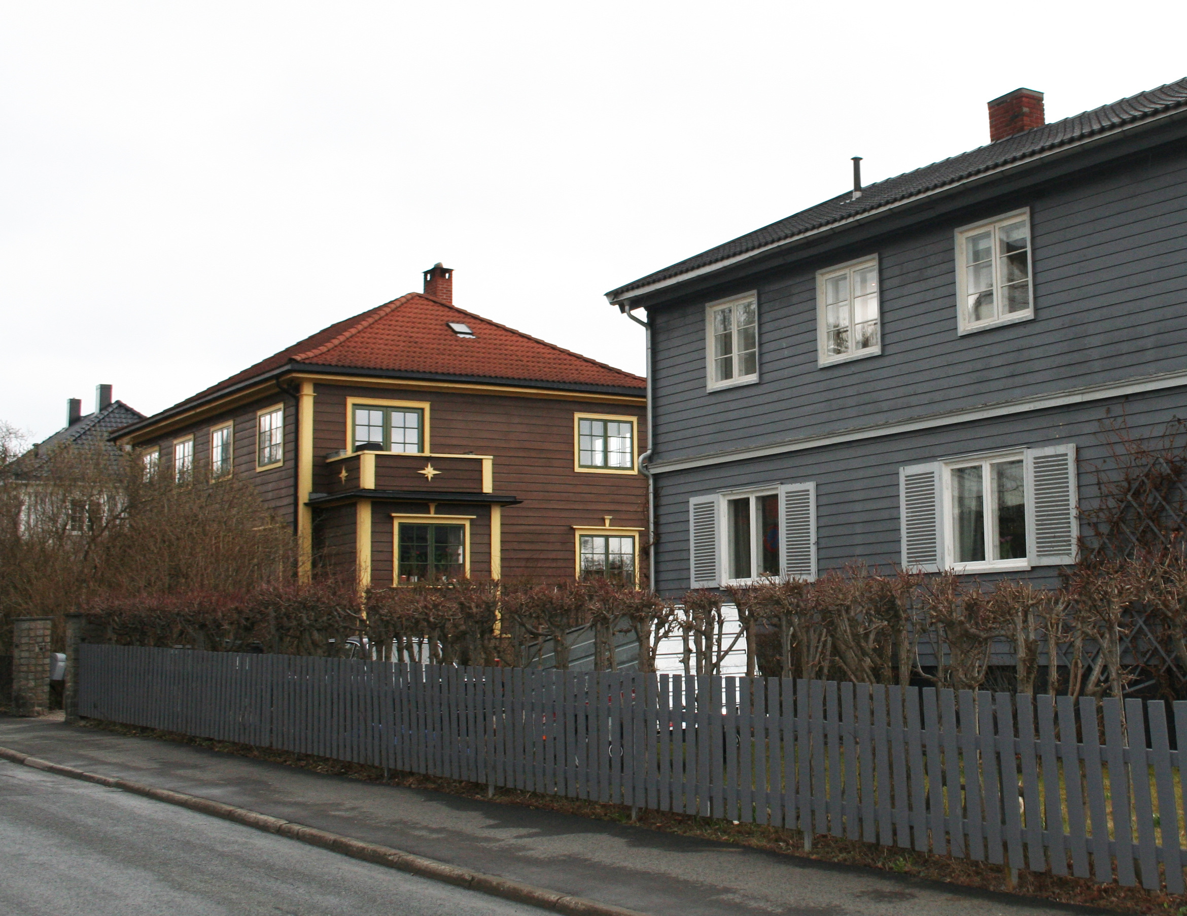 MANGLER KUNNSKAP: Mette L'orange stiller sp&oslash;rsm&aring;l ved om det er nok kunnskap blant folk om husenes stilart og epoke til &aring; kunne bevare kolorismen. Hun frykter at det kan g&aring; mot en hvit/gr&aring; koloritt ogs&aring; her.