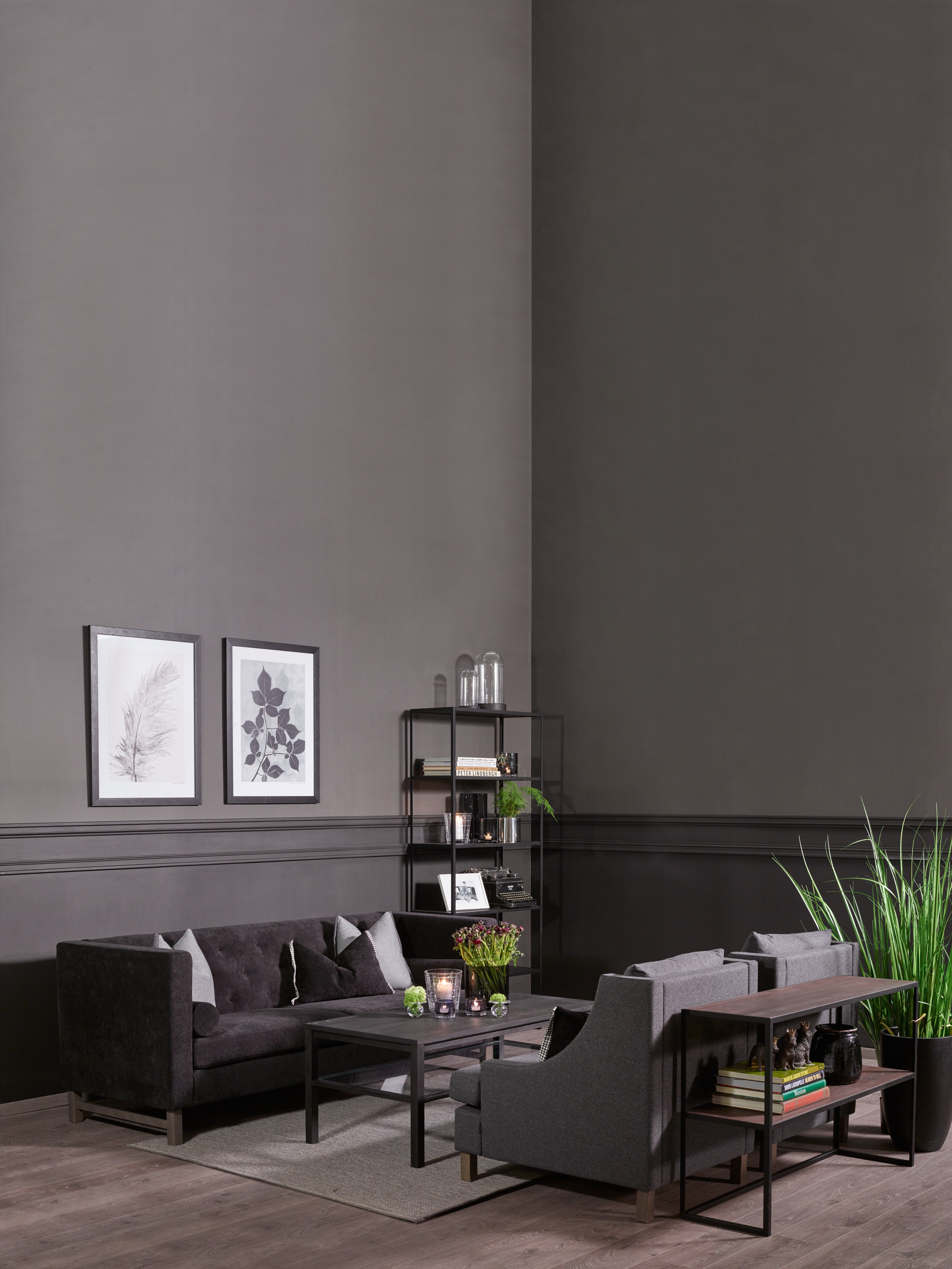 Bohus frister med mørke vegger. De klinger godt sammen med en sortaktig velursofa. Et lyst tregulv løfter inntrykket.  