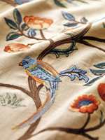 Broderiet Kelmscott Tree er basert på et tekstil funnet på Morris' soverom på Kelmscott Manor, og er brodert på bomull/lin og silke.