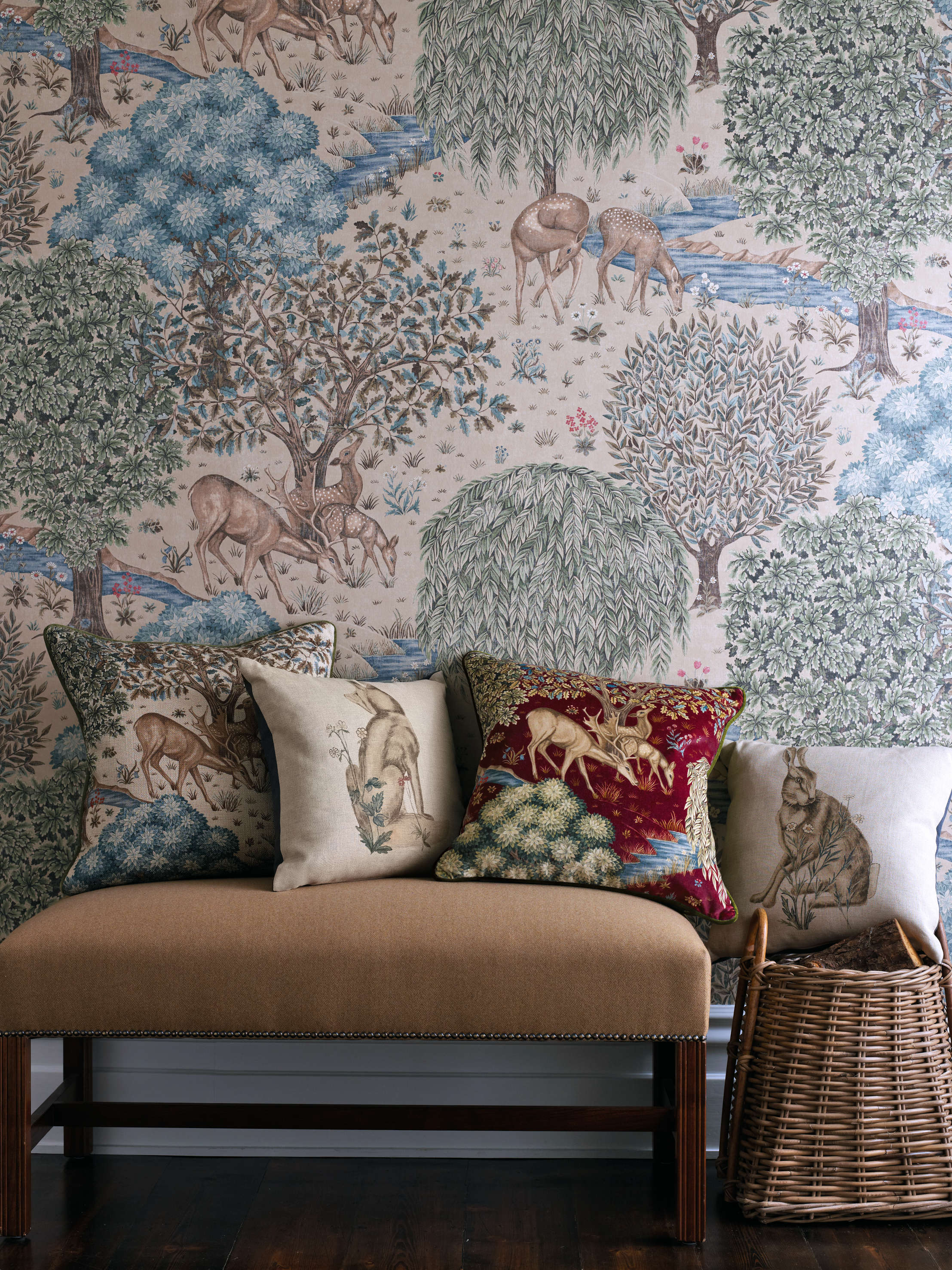 Fargepaletten sørger for at tapet og puter går om hverandre. 