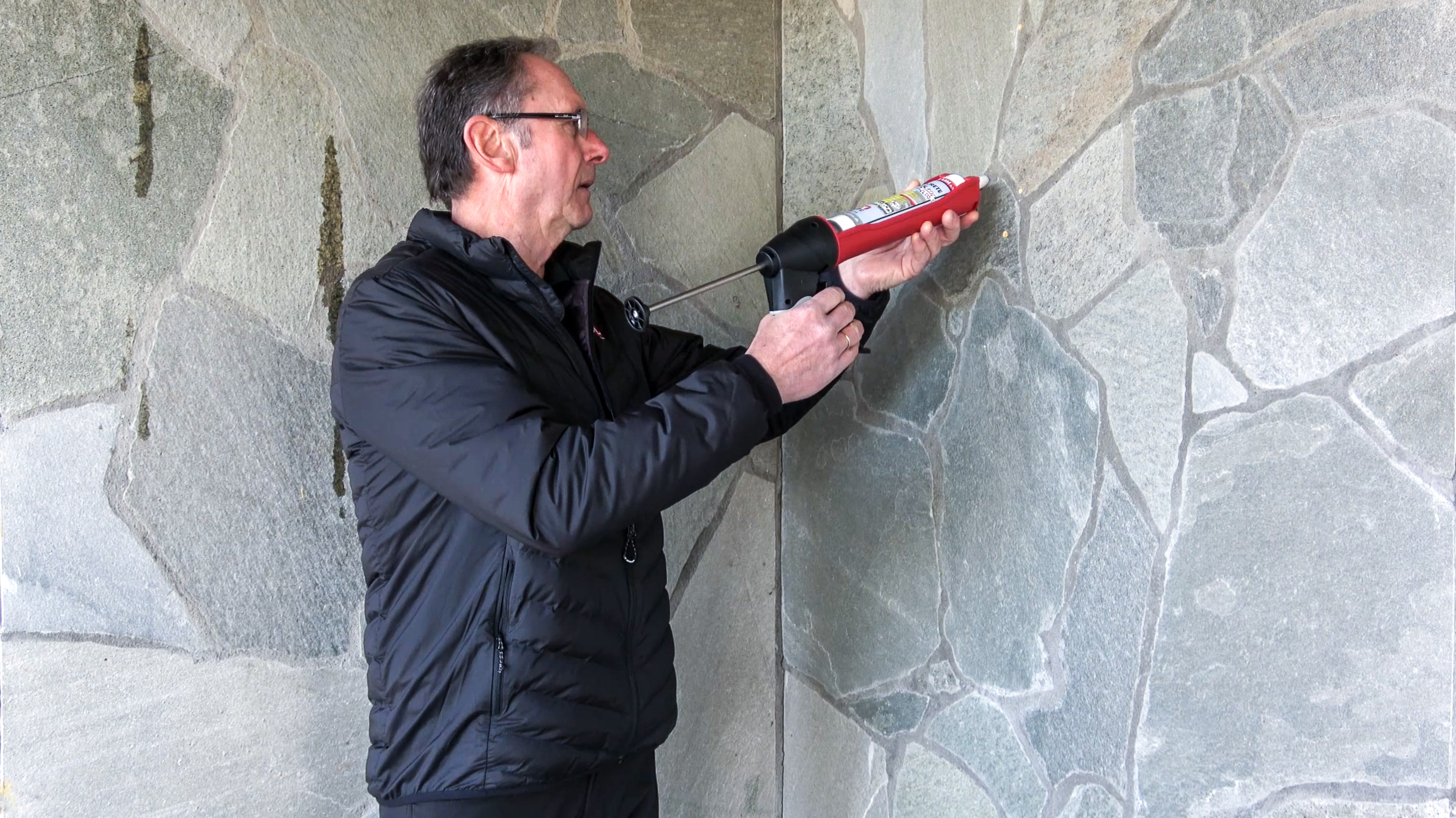 Tett hull i skifermuren med mørtel på patron