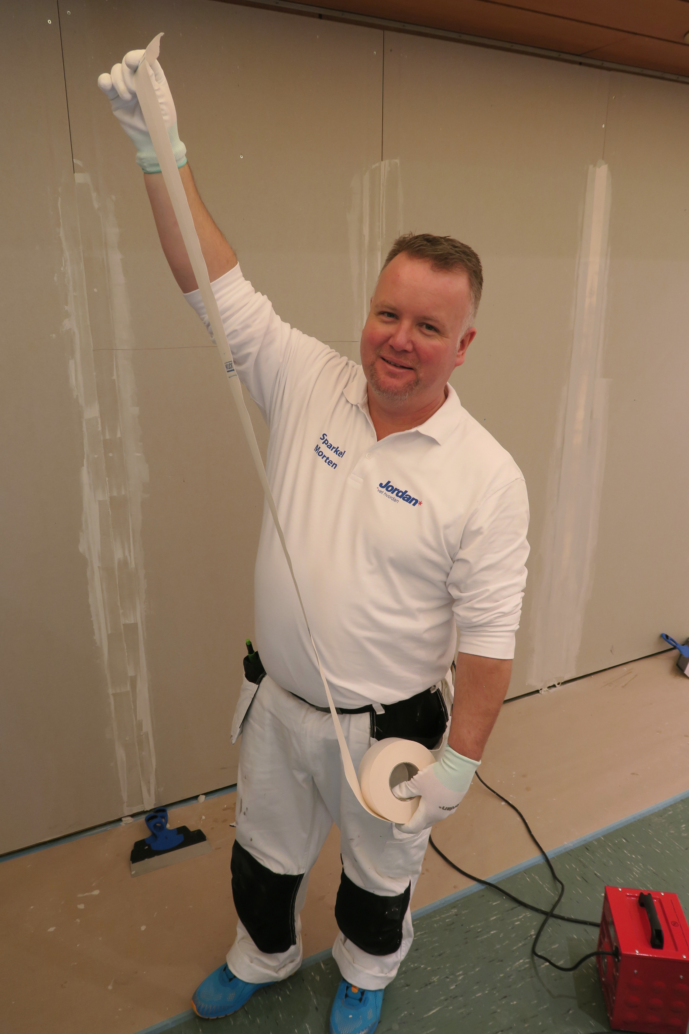 SPARKELSJEFEN: – Med godt verktøy er det enklere å sparkle enn mange kanskje tror, sier Morten Fehn. Han er Jordans sparkelekspert. Nå skal han lære bort triksene med å bruke papirstrimler i skjøtene. 