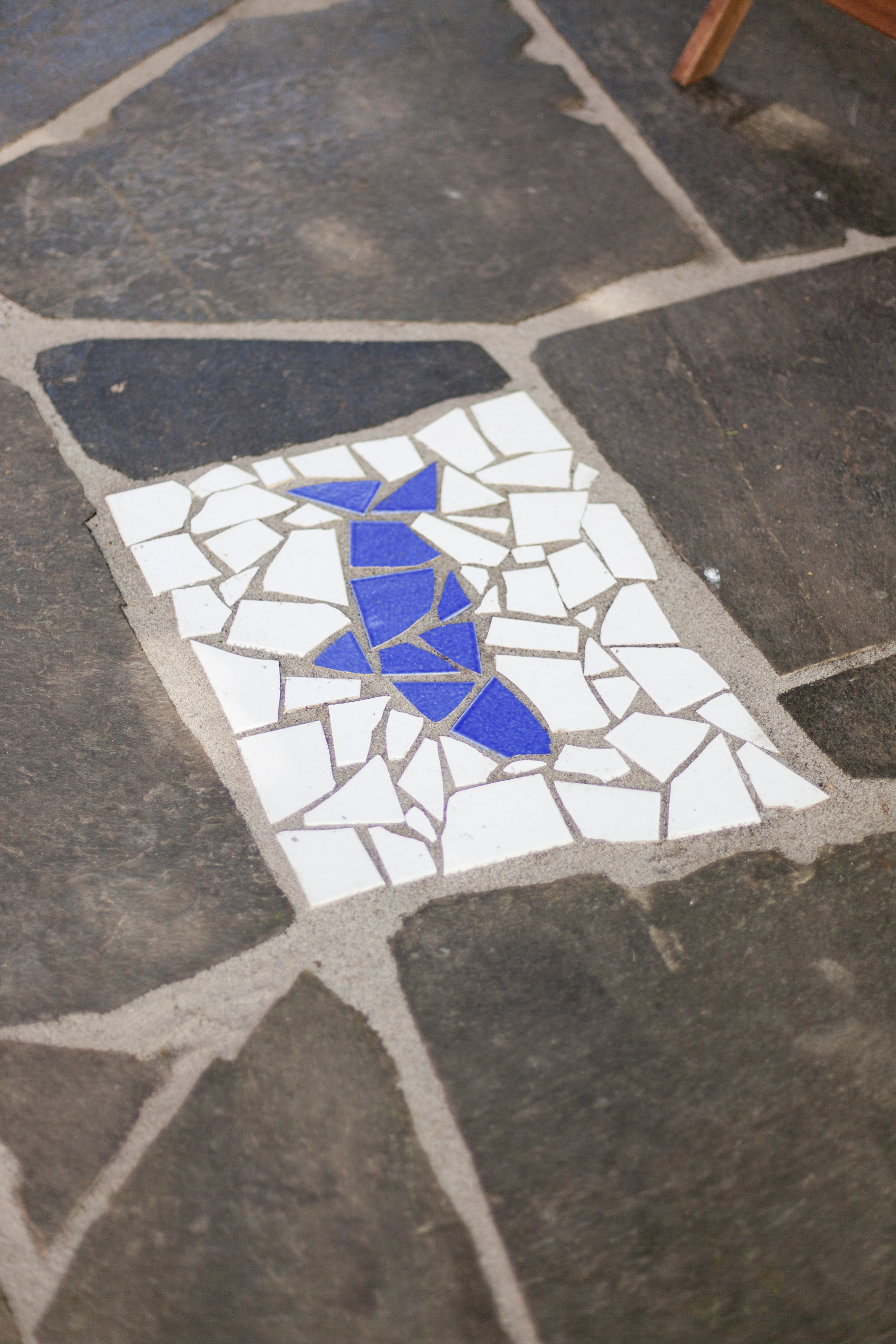 FRISKT INNSLAG: De rene fargene i mosaikken fremhever nyansene i de grå hellene. 