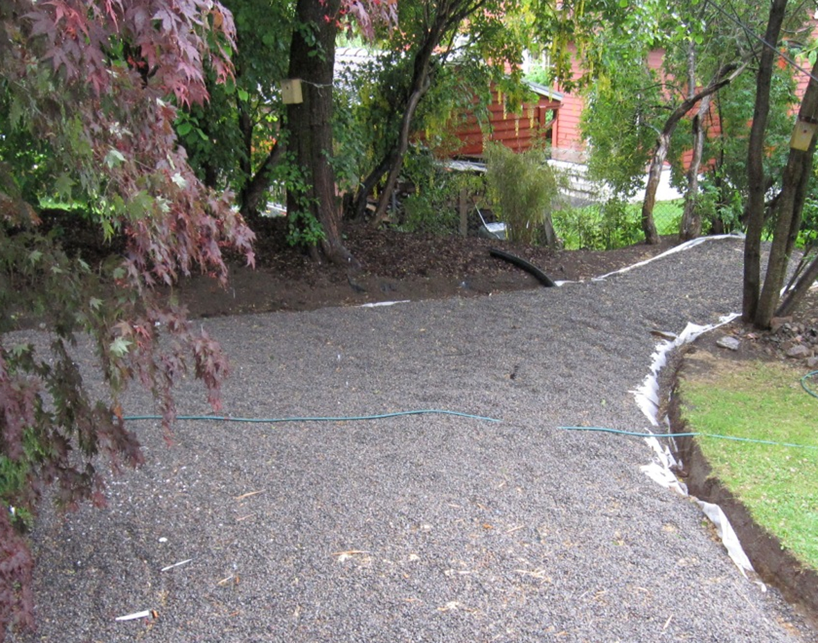 FØR: Uteplassen ga et veldig grått inntrykk, med singel i store deler av hagen. 