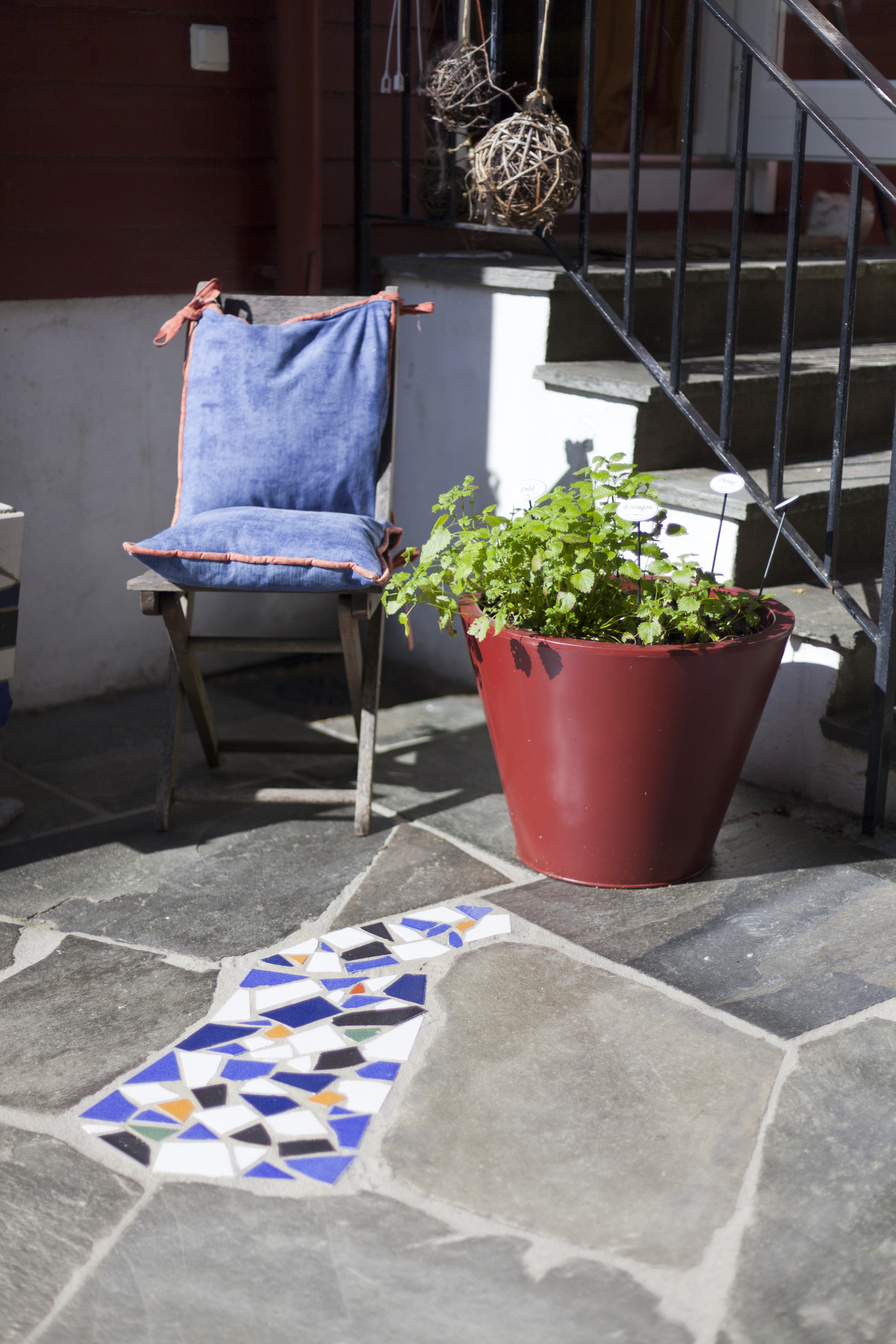 HYGGELIG KROK: Putetrekkets blåfarge tar opp flisfargen, og er med på å skape helhet. 