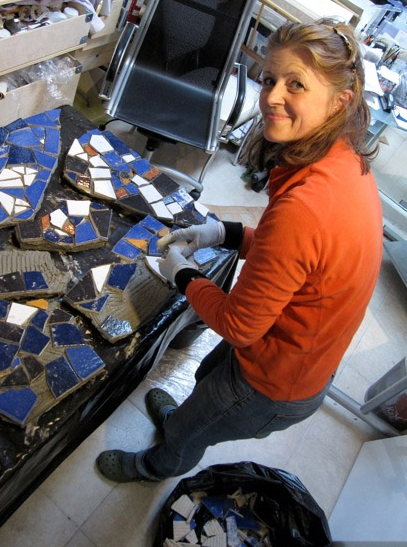 KREATØREN: Designer Siv Amundsen-Lack fester mosaikkbitene til skiferhellene.