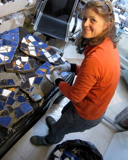 KREATØREN: Designer Siv Amundsen-Lack fester mosaikkbitene til skiferhellene.