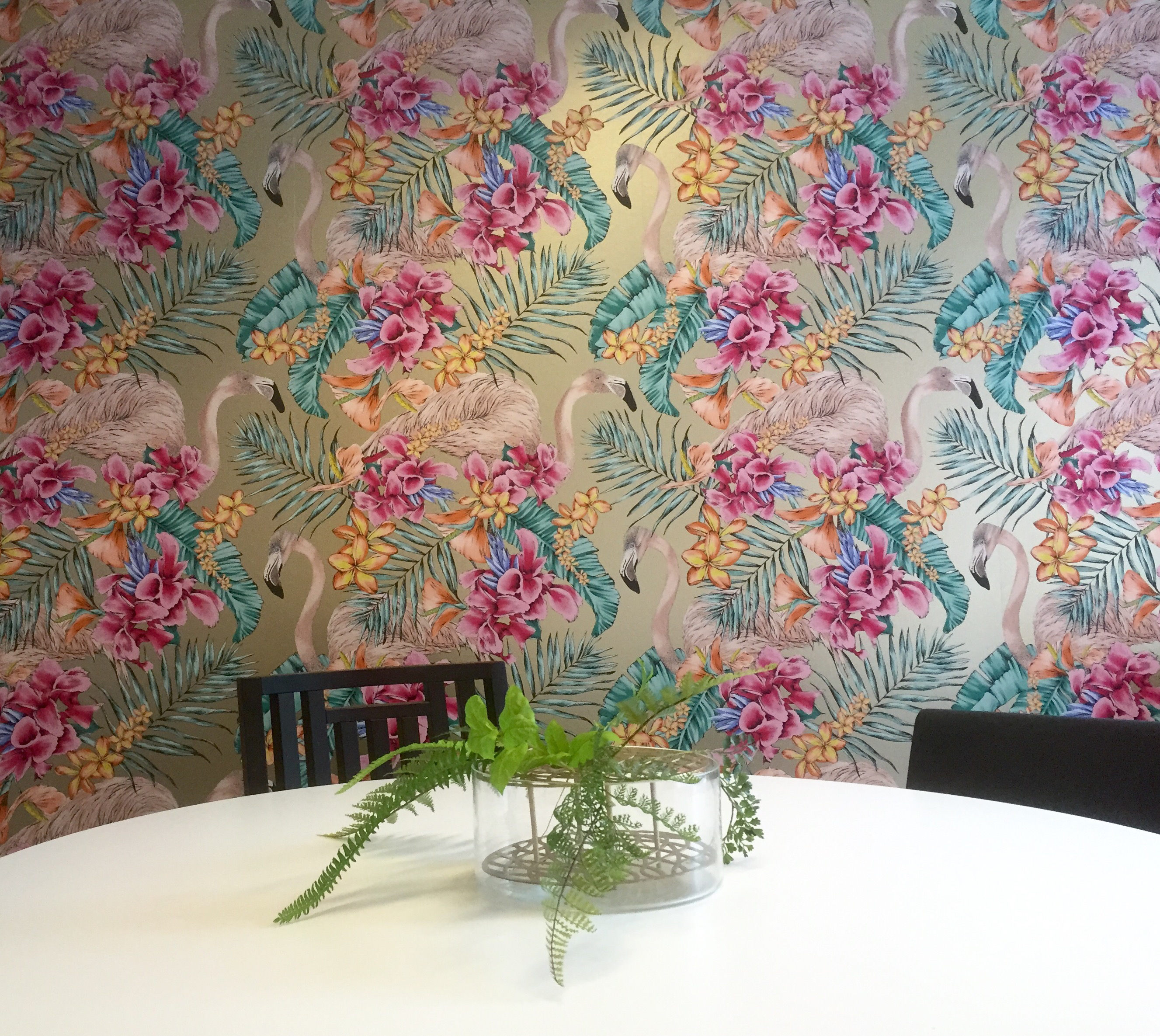 På et av møterommene hos Ramsøskar bruker de en vegg til å teste ut tapet med store mønster. – Det gir masse energi når de kommer inn, men under møtet sitter de med ryggen til, forteller Trond.