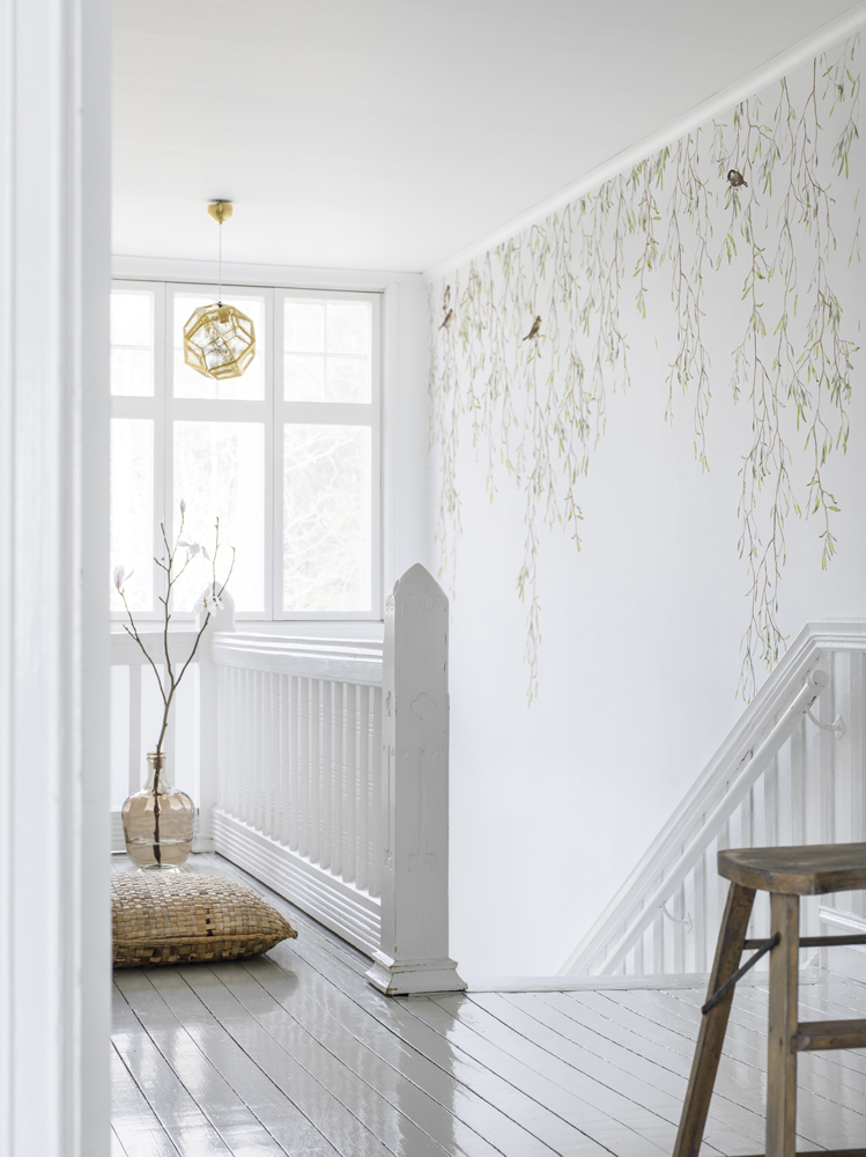 Noen grønne grener gjør stor forskjell i et hvitt rom. Disse visner ikke. De sitter på et tapet fra Mr Perswall.