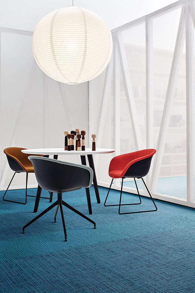 GODT MED BLÅTT: «Multichrome» er en teppeflis med løkke og ujevn struktur. Harmonerer med flisene «Monochrome». 