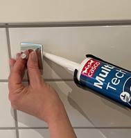 NULL HULL: Limegenskapene til Casco MultiTech er gode, og massen kan brukes til å montere opp både speil og knagger på baderommet - uten å lage hull i membranet. 