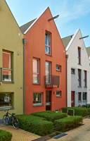 HARMONI: Variasjoner av gult og rødt gir en varm og tradisjonell fremtoning, og er samtidig vakkert på ny arkitektur. Teglfargen på huset i midten heter Fired Brick.