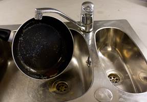 <b>FETT:</b> Når rørene tetter seg på grunn av matfett i vasken, bør du ha avløpsåpneren lett tilgjengelig.